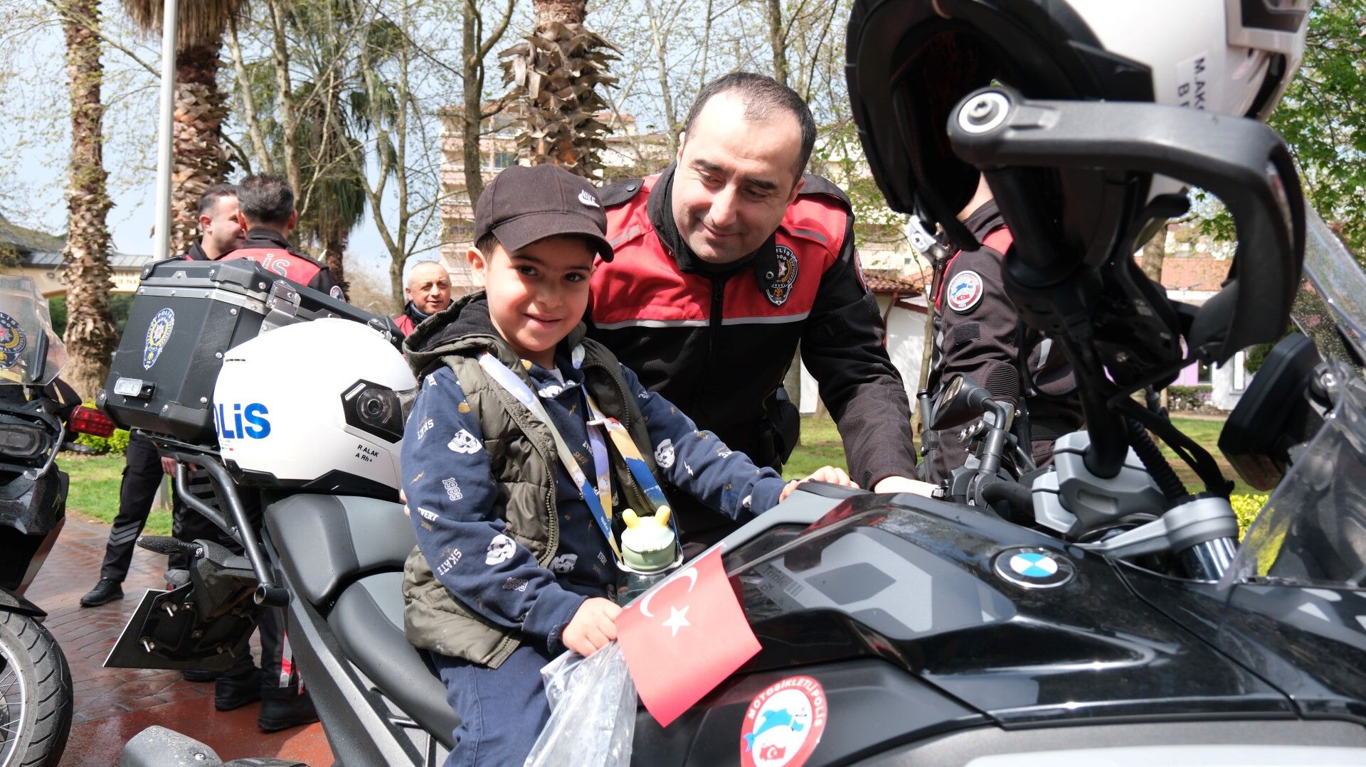 Yunus Polisleri, Çocukların Gönlünü Fethetti (3)