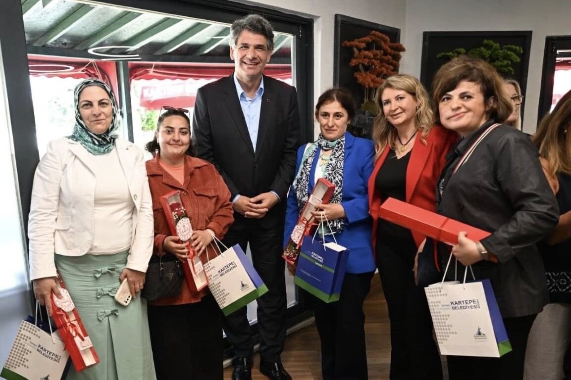 Kartepe’de Kadın Eğitimcilere Anneler Günü Sürprizi (3)