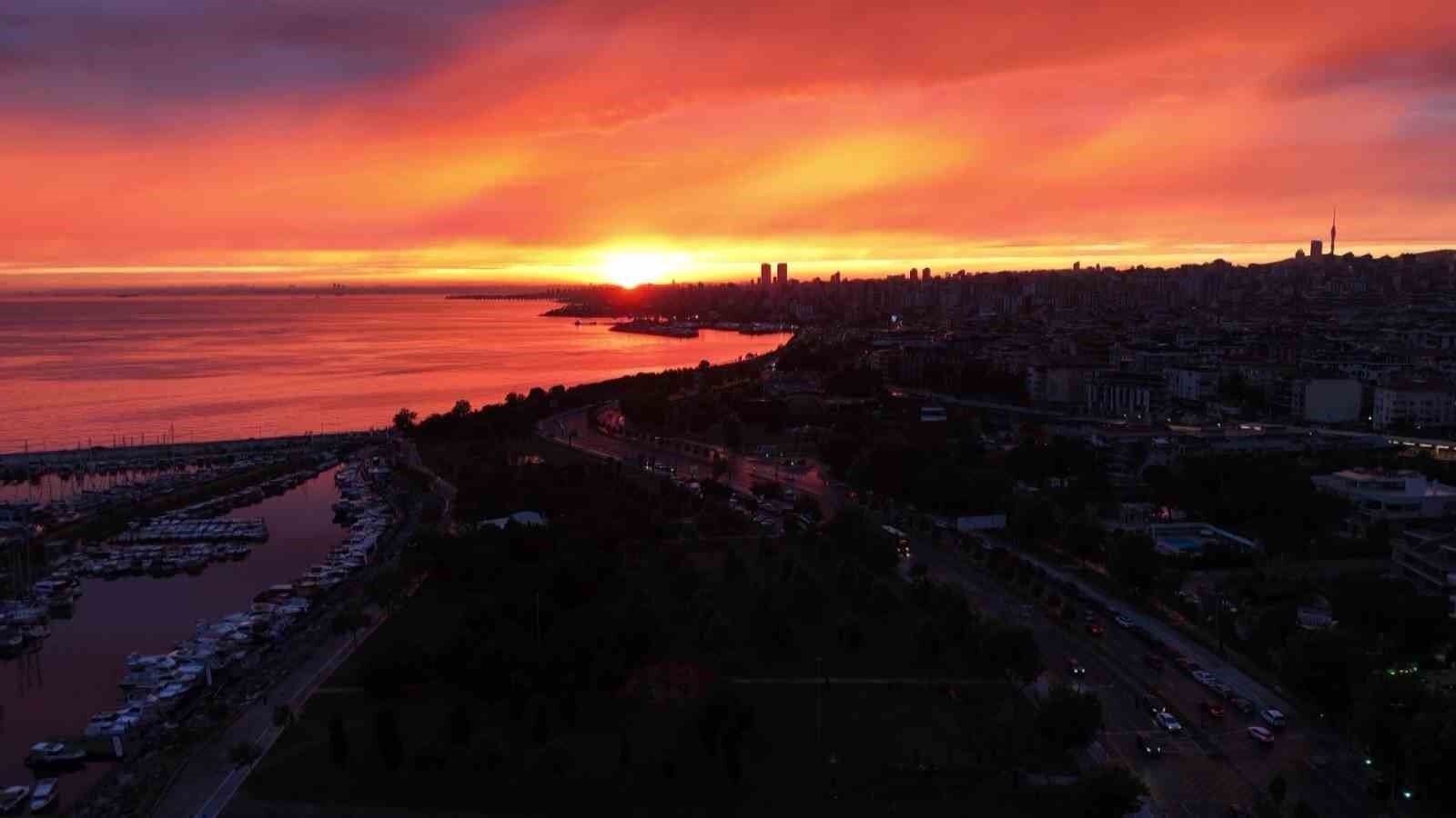 İstanbul'da yağmur sonrası gün batımı mest etti