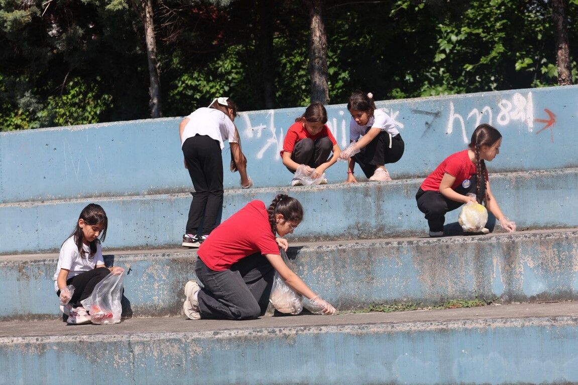 Öğrencilerinden Mıntıka Temizliği (1)