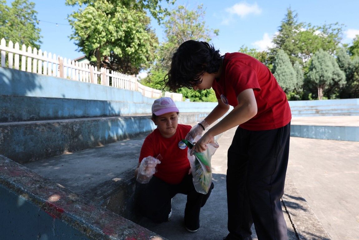 Öğrencilerinden Mıntıka Temizliği (2)