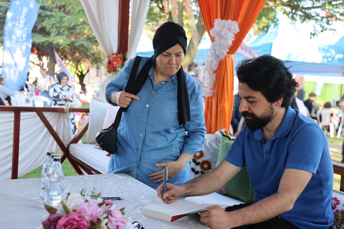 Okuyan Şehir’de Kitabın Gücü Herkesi Büyülüyor (11)