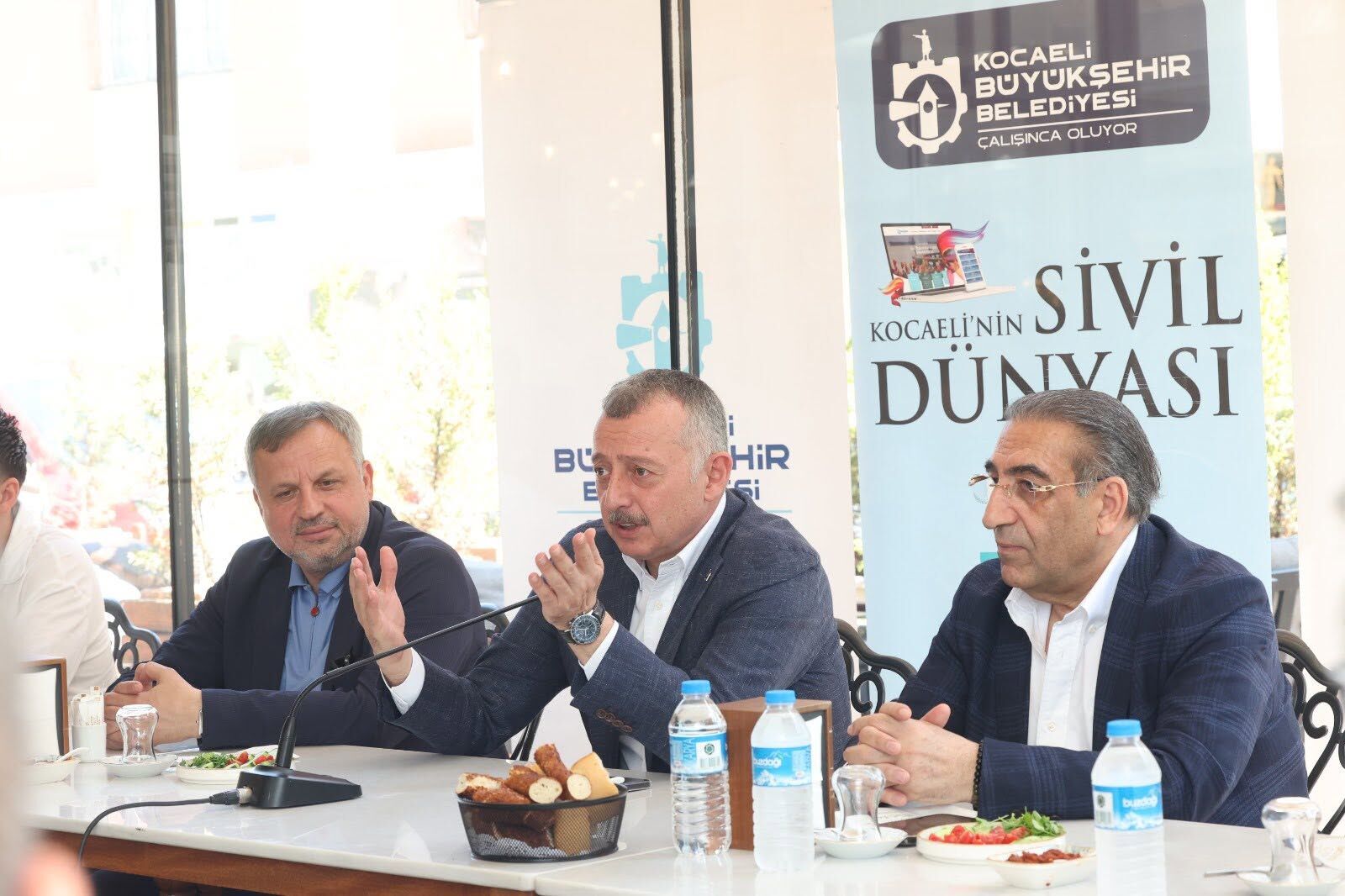 Uçak Pistine Dönen Cadde Esnafından Büyükakın’a Teşekkür (2)