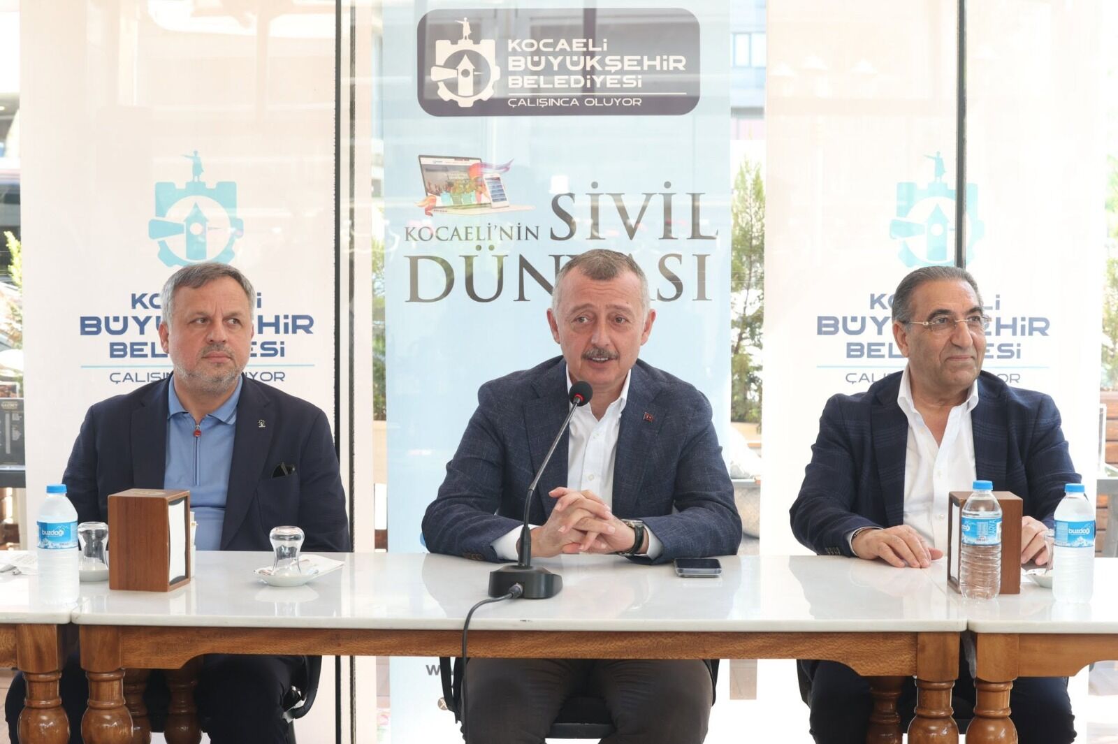 Uçak Pistine Dönen Cadde Esnafından Büyükakın’a Teşekkür (5)