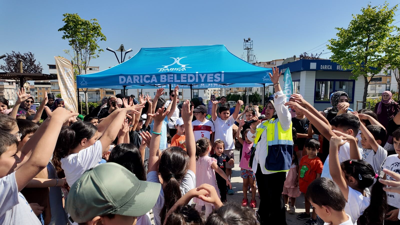 ‘Bir Durak Bir Mutluluk’ Otobüsü Darıcalı Çocukların Yüzünü Güldürdü (5)