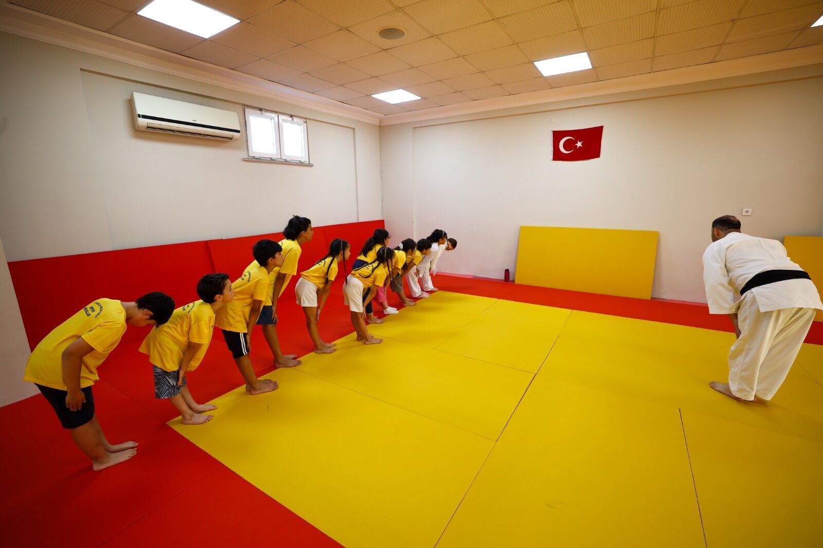 Genci Ala Kapalı Spor Salonu 7