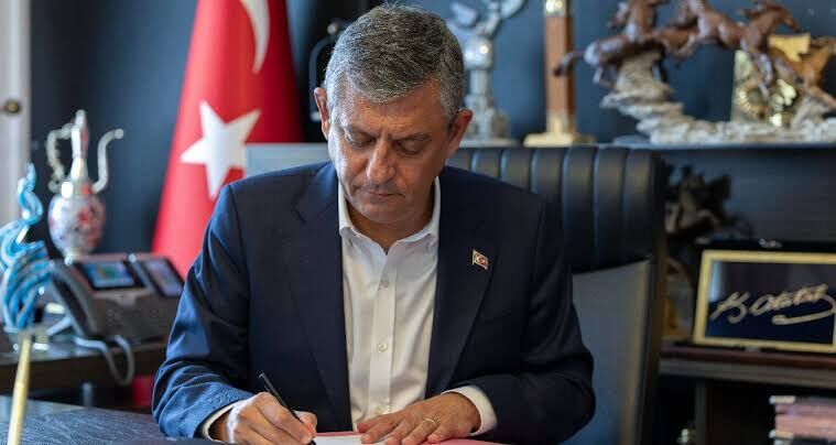 CHP’de Tarihi Deprem: Özgür Özel Ve 90 Milletvekili İstifa Etti