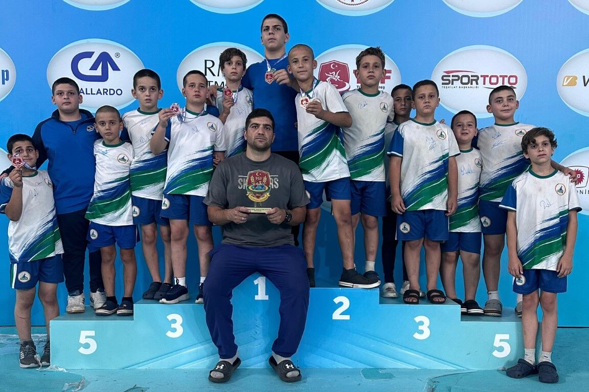 Kartepeli Güreşçilerden Türkiye Gururu