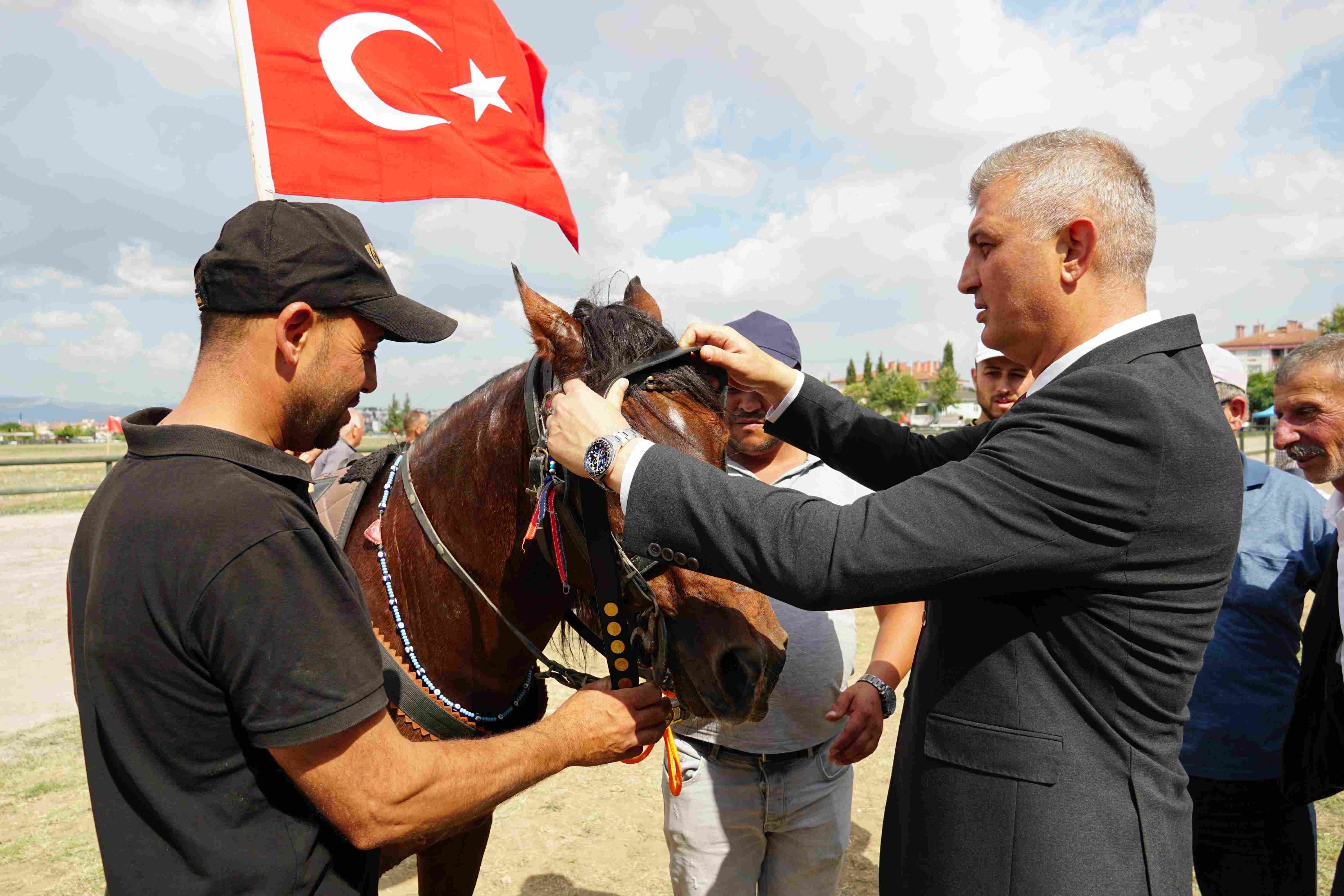 Gölcük’te Rahvan At Yarışları Coşkusu: Altın Kemer Recep Şimşir’in Oldu-2