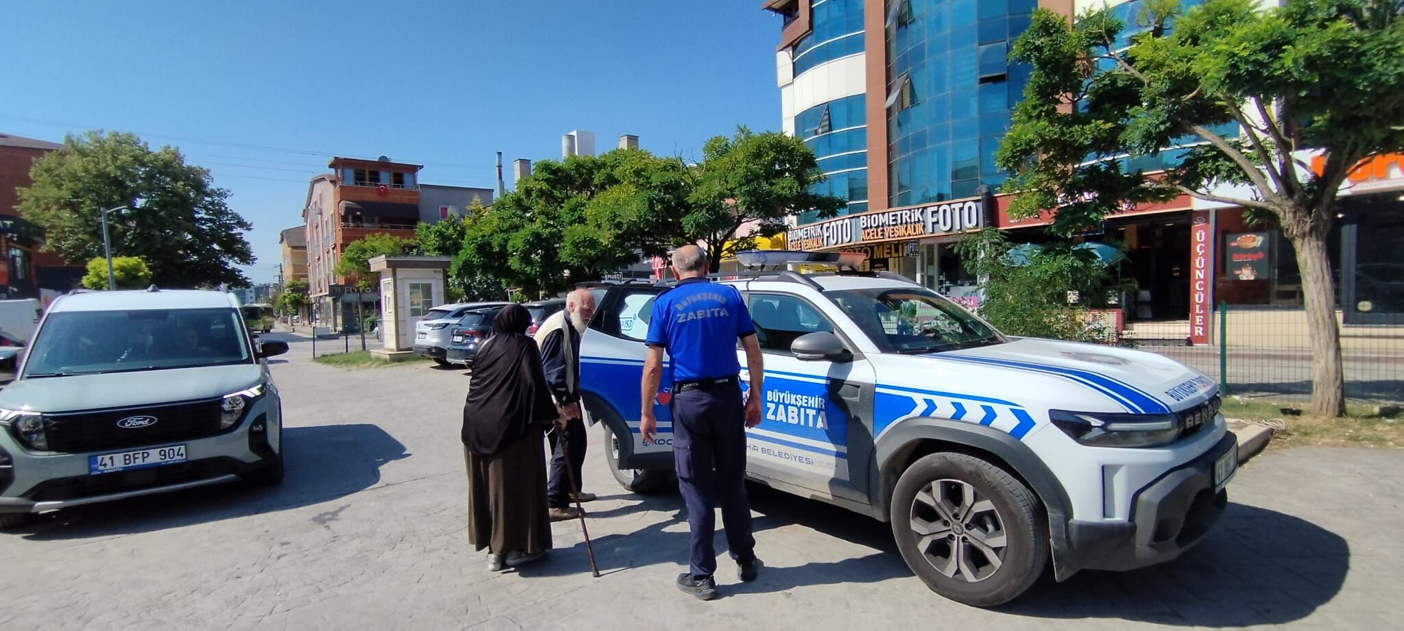Büyükşehir Zabıtası Yaşlı Çifti Yolda Bırakmadı (1)