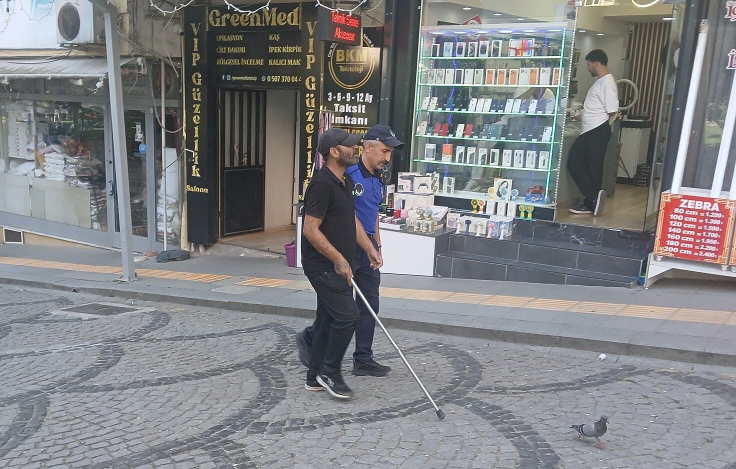 Görme Engelli Vatandaşa Zabıtadan Destek Eli (2)