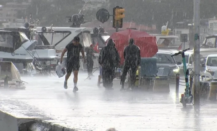 Meteoroloji'den 53 il için sağanak uyarısı: Yağışlar Karadeniz'e doğru ilerliyor