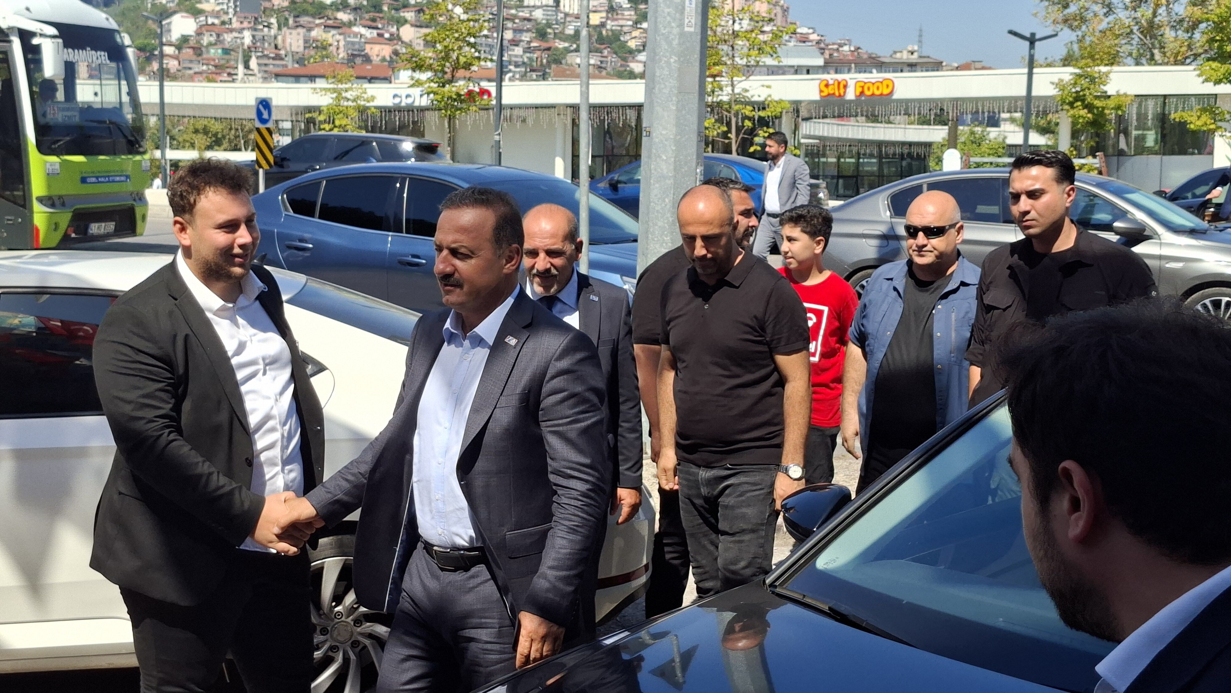 İzmit’te Ağıralioğlu Rüzgârı: Parti Binası Önünde Yoğun Kalabalık