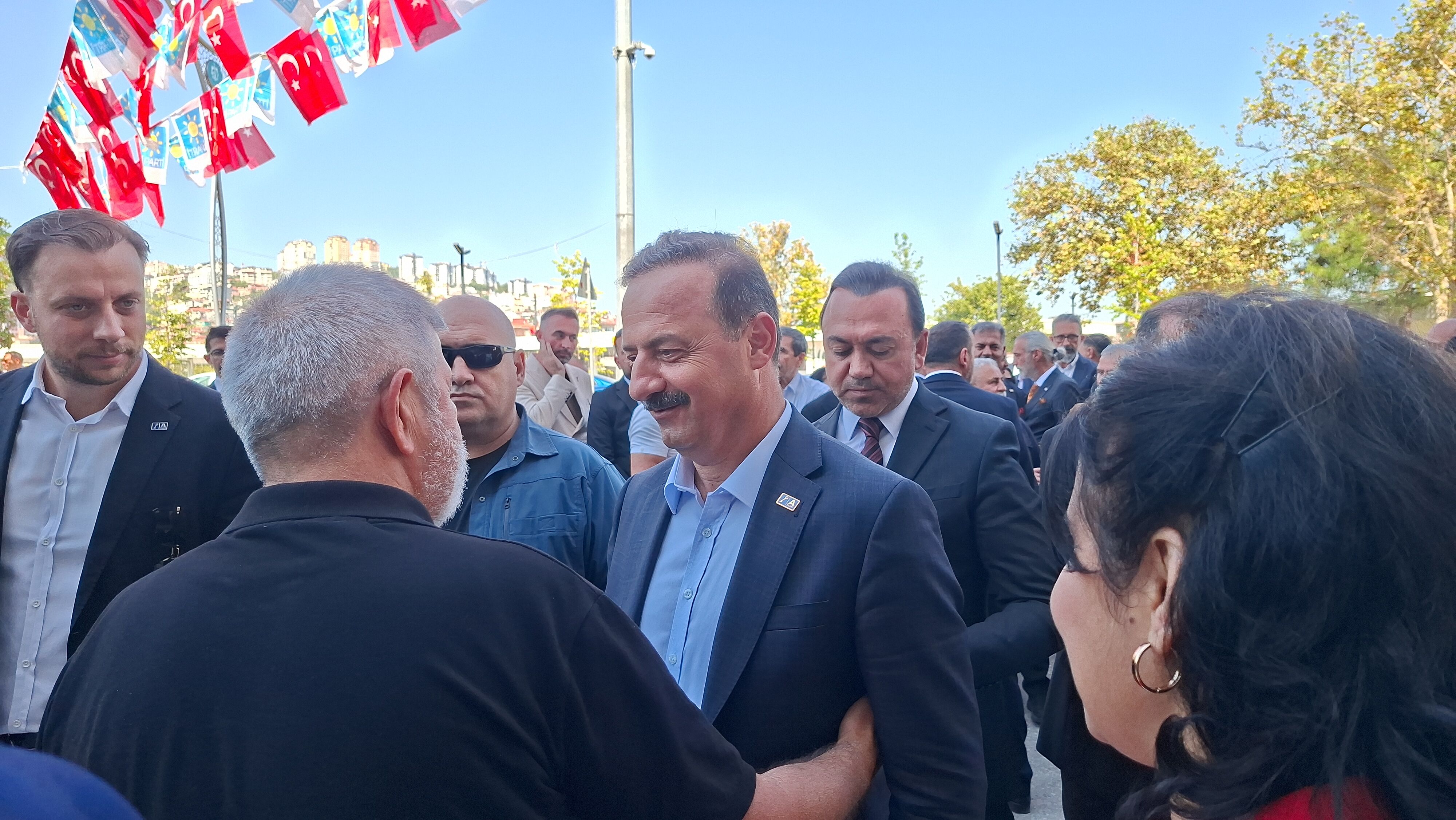 İzmit’te Ağıralioğlu Rüzgârı: Parti Binası Önünde Yoğun Kalabalık-1