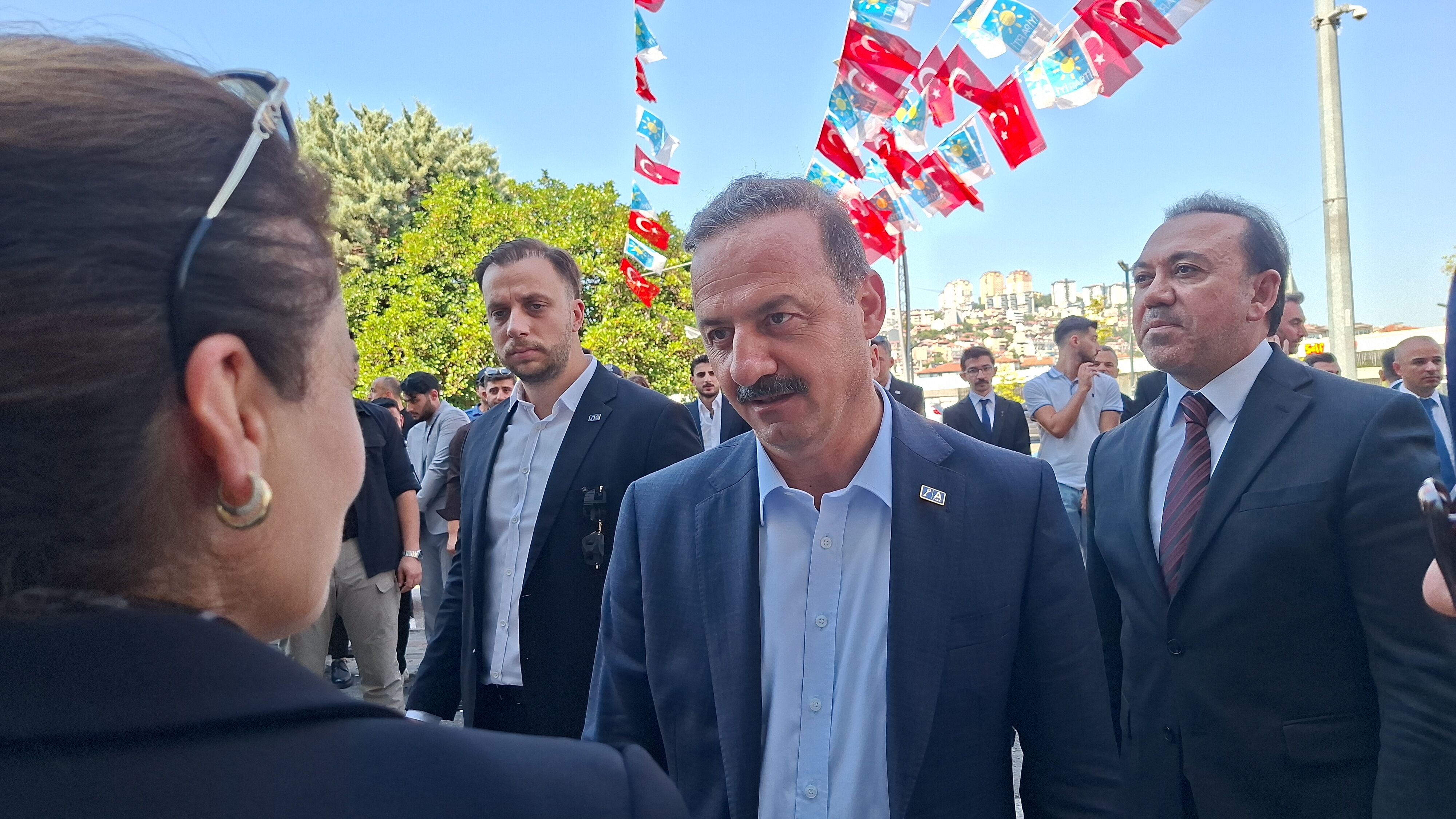 İzmit’te Ağıralioğlu Rüzgârı: Parti Binası Önünde Yoğun Kalabalık-2