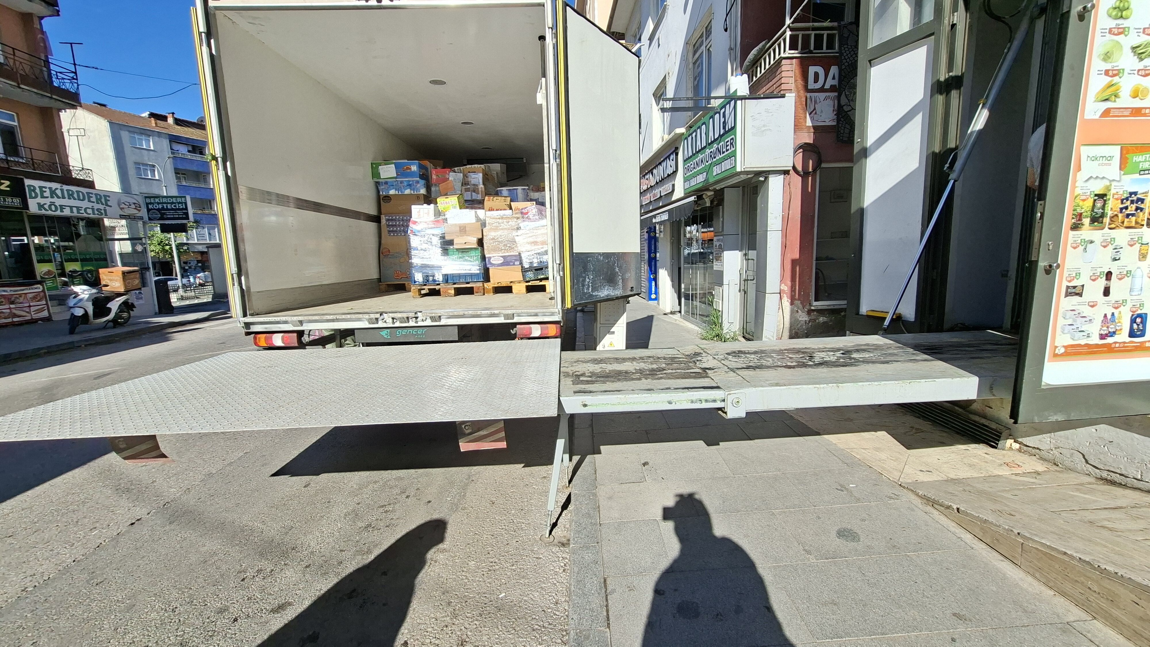 İzmit’te market kaldırımı kapattı! Vatandaş yola inmek zorunda kaldı-1