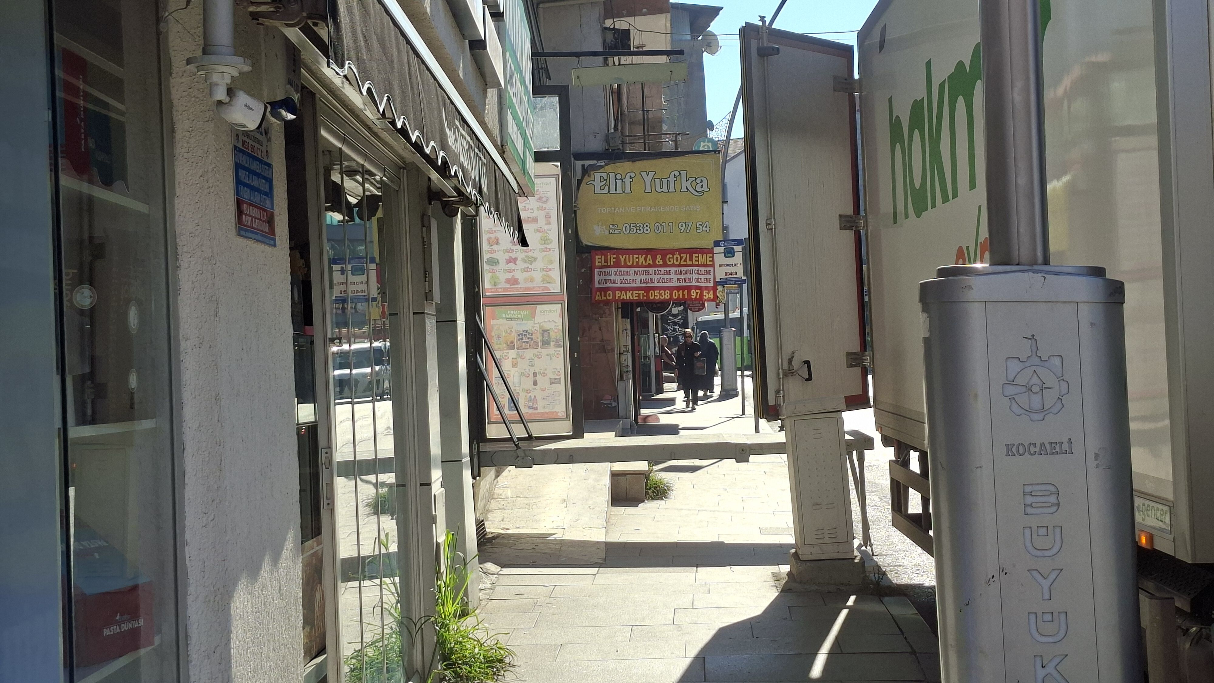 İzmit’te market kaldırımı kapattı! Vatandaş yola inmek zorunda kaldı
