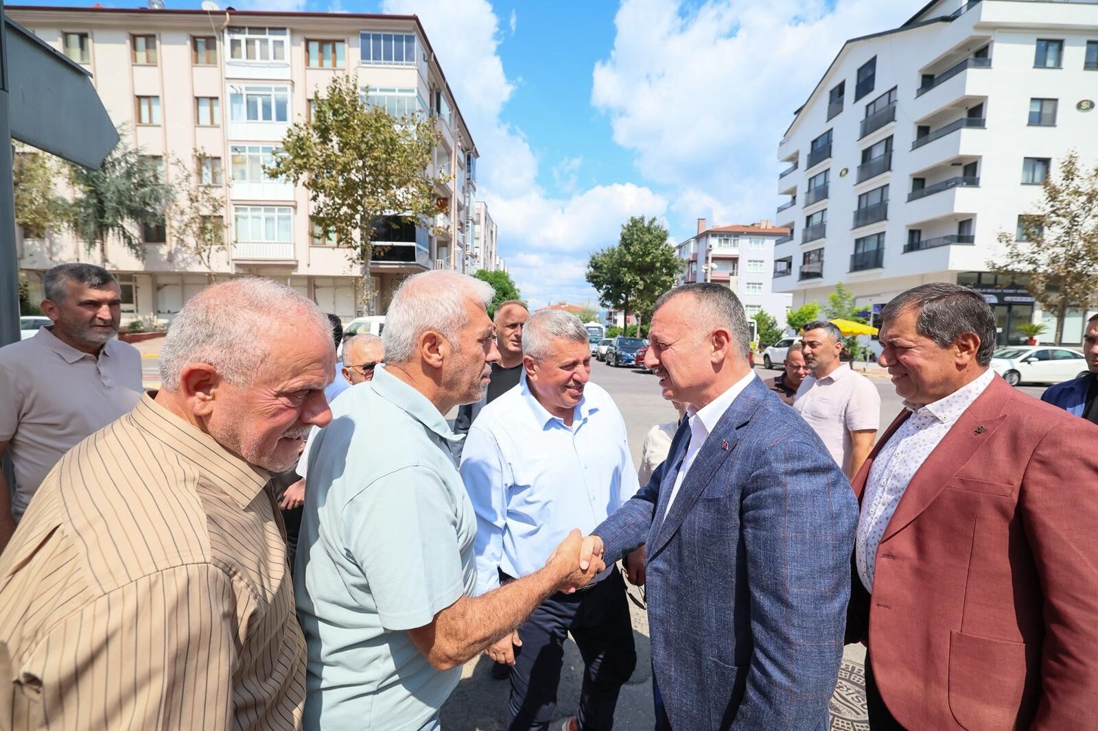 TAHİR BÜYÜKAKIN KARAMÜRSELDE HALKIN TALEPLERİNİ DİNLEDİ