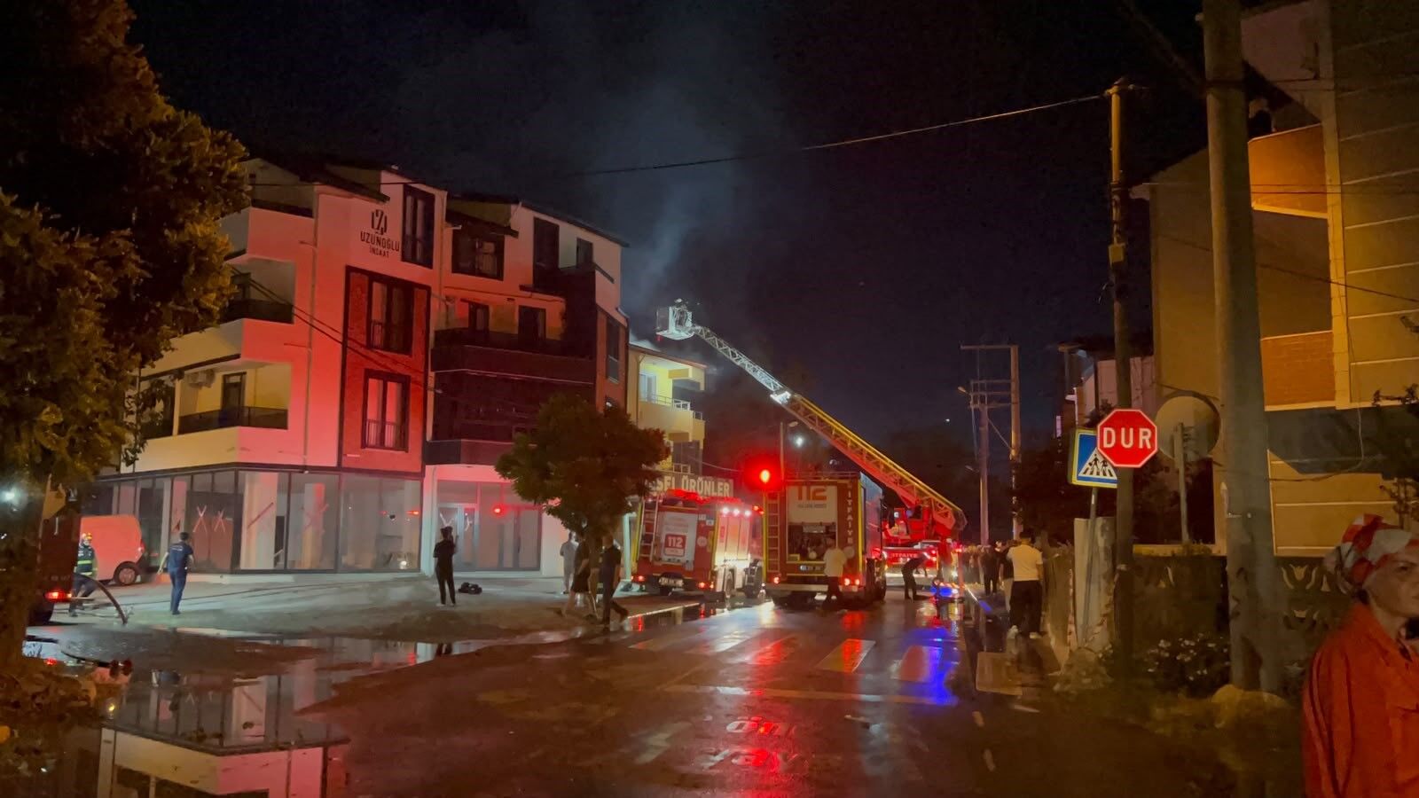 KARTEPE’DE ÇARDAKTA BAŞLAYAN YANGIN 3 KATLI BİNAYA SIÇRADI-1