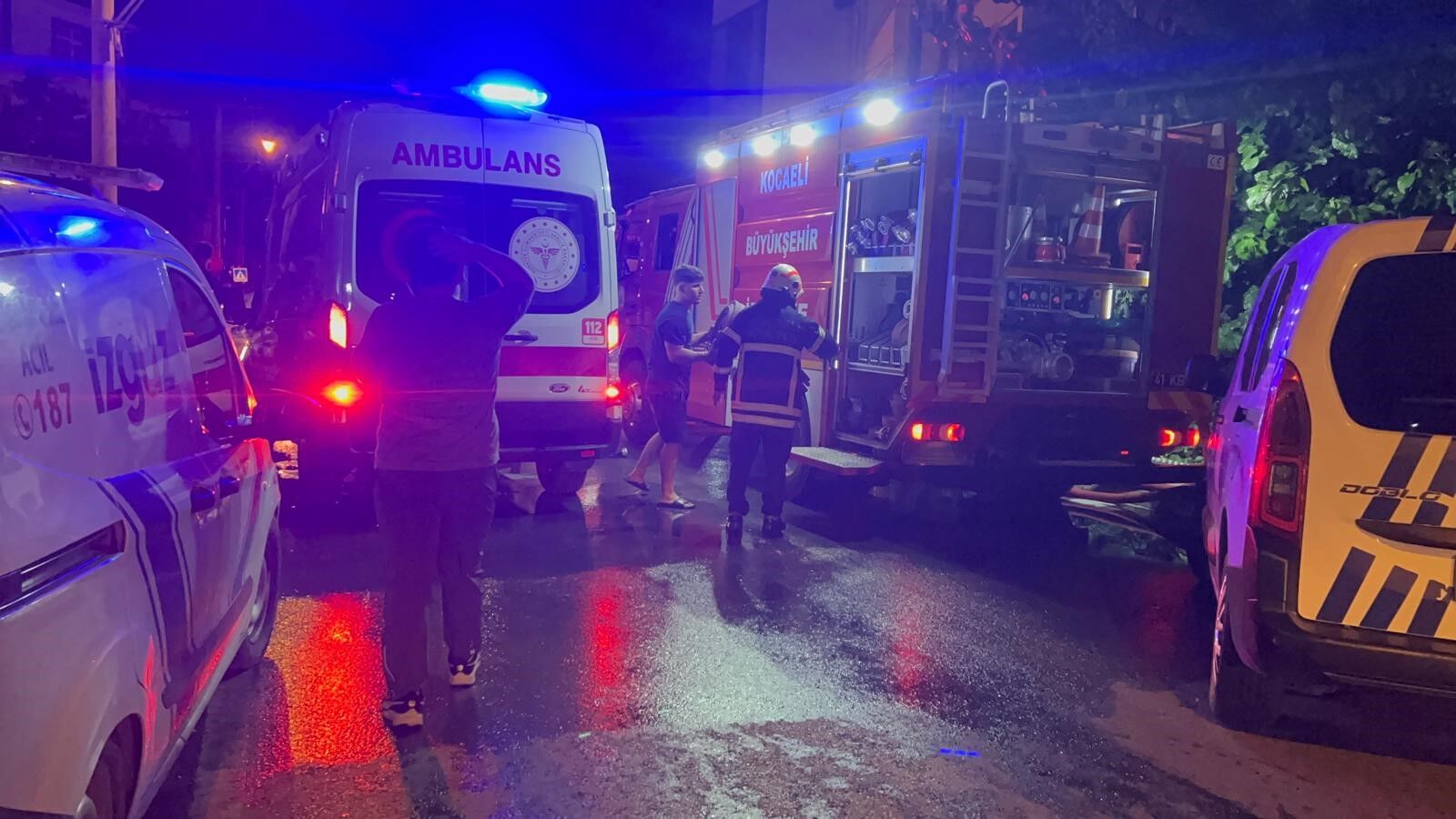 KARTEPE’DE ÇARDAKTA BAŞLAYAN YANGIN 3 KATLI BİNAYA SIÇRADI-2