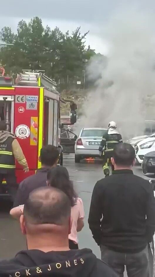 Kocaeli Şehir Hastanesi Otoparkında Otomobil Yangını-1