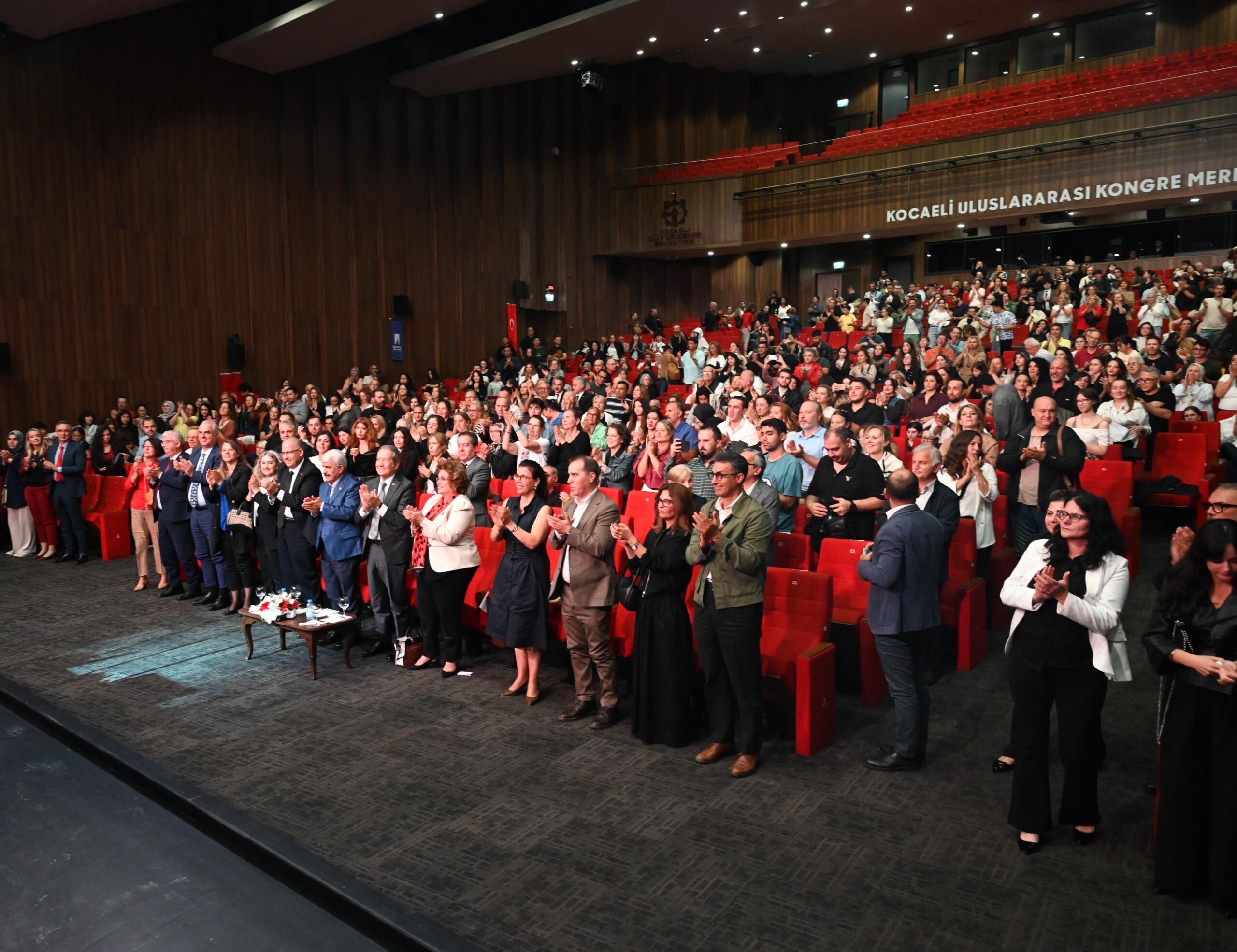 Ayakta Alkişlandilar-1