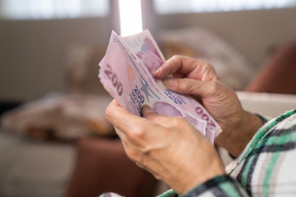 Başvuru tarihine takılan emeklinin maaş farkı gündemde! Milyonların beklediği yanıt SGK'dan geldi
