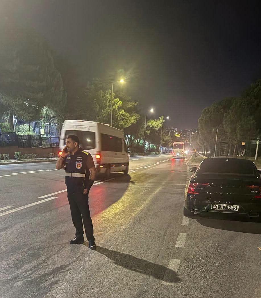 Kocaeli’de Gece Korsan Servis Denetimi, Başkan Yelekle Sahaya İndi