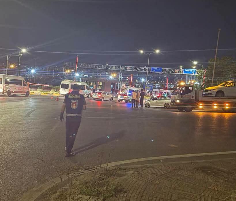 Kocaeli’de Gece Korsan Servis Denetimi, Başkan Yelekle Sahaya İndi-1