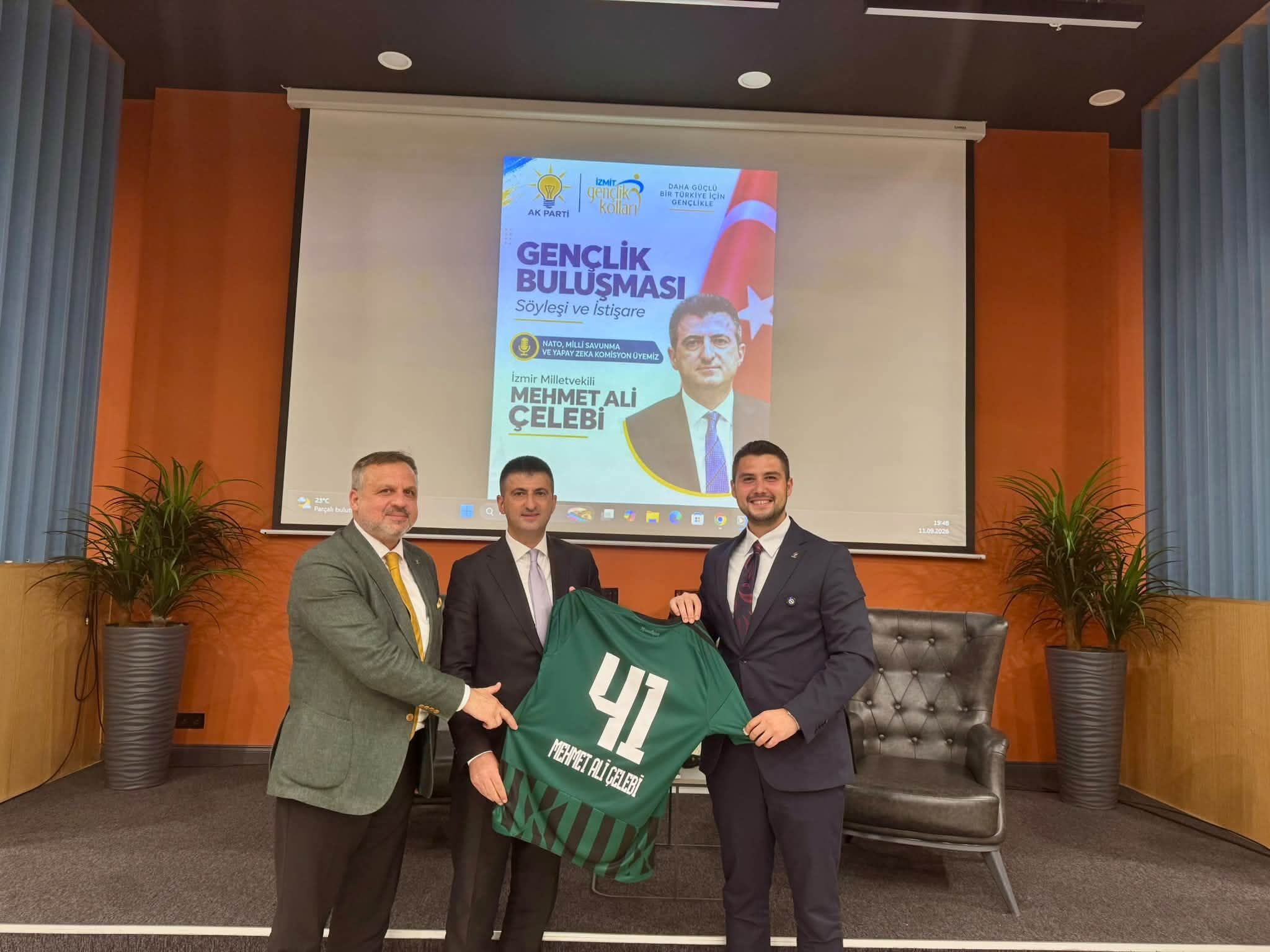 İzmirli Vekile Kocaelispor Forması Verildi
