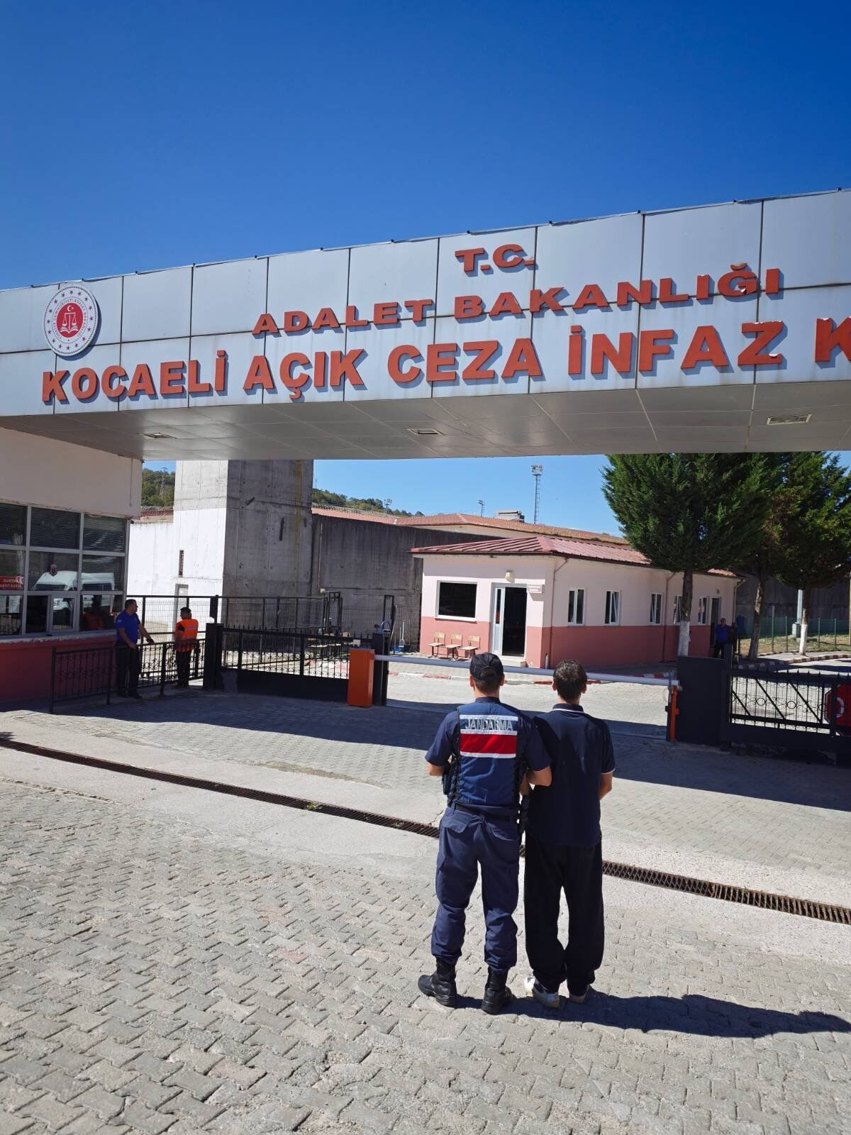 Gölcük’te JASAT Operasyonu: Hırsızlık Hükümlüsü Yakalandı