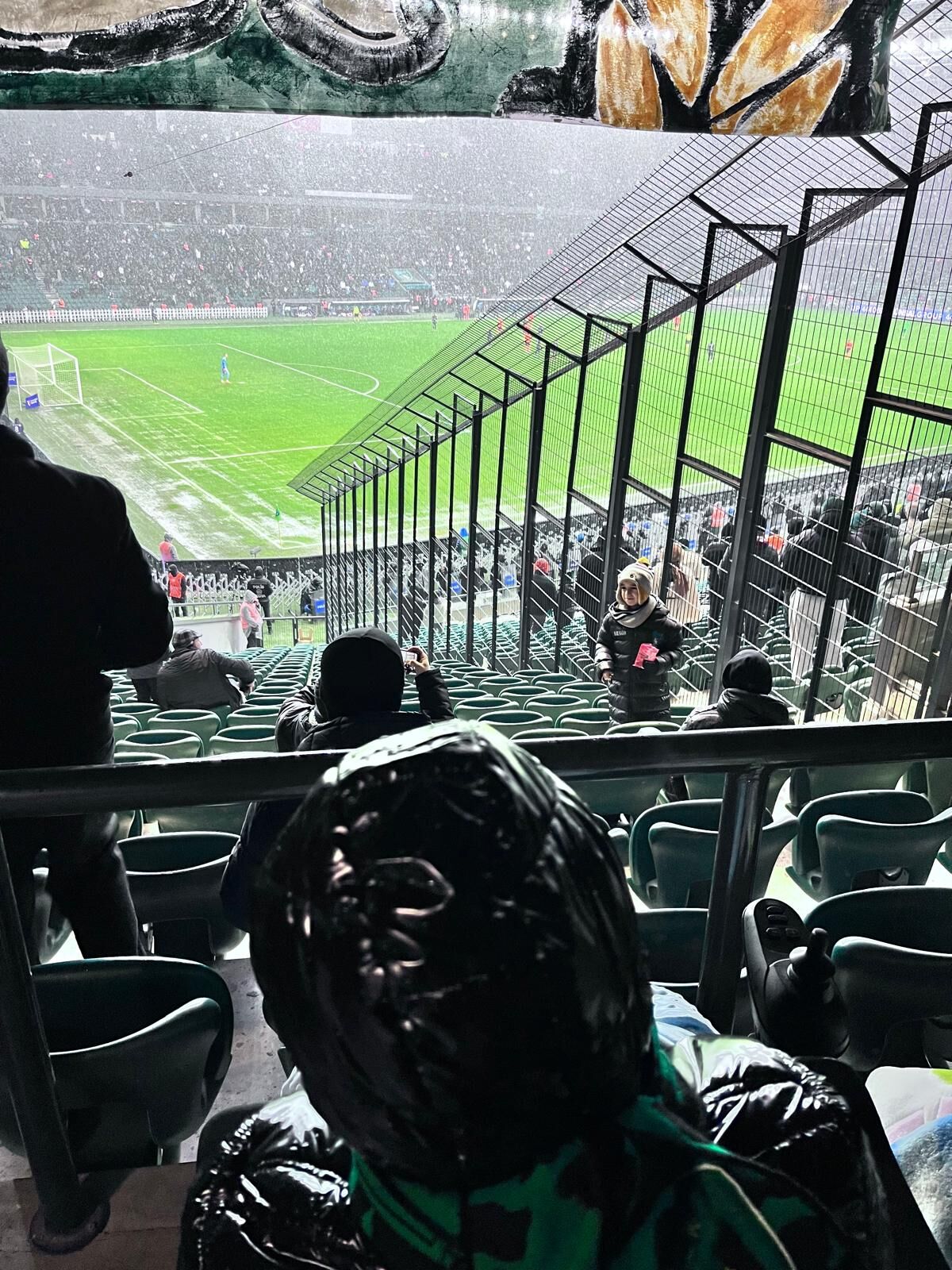 Kar yağmur demeden Kocaelispor’a gelen Berat için çağrı: Engelli tribününe yüksek platform yapılsın