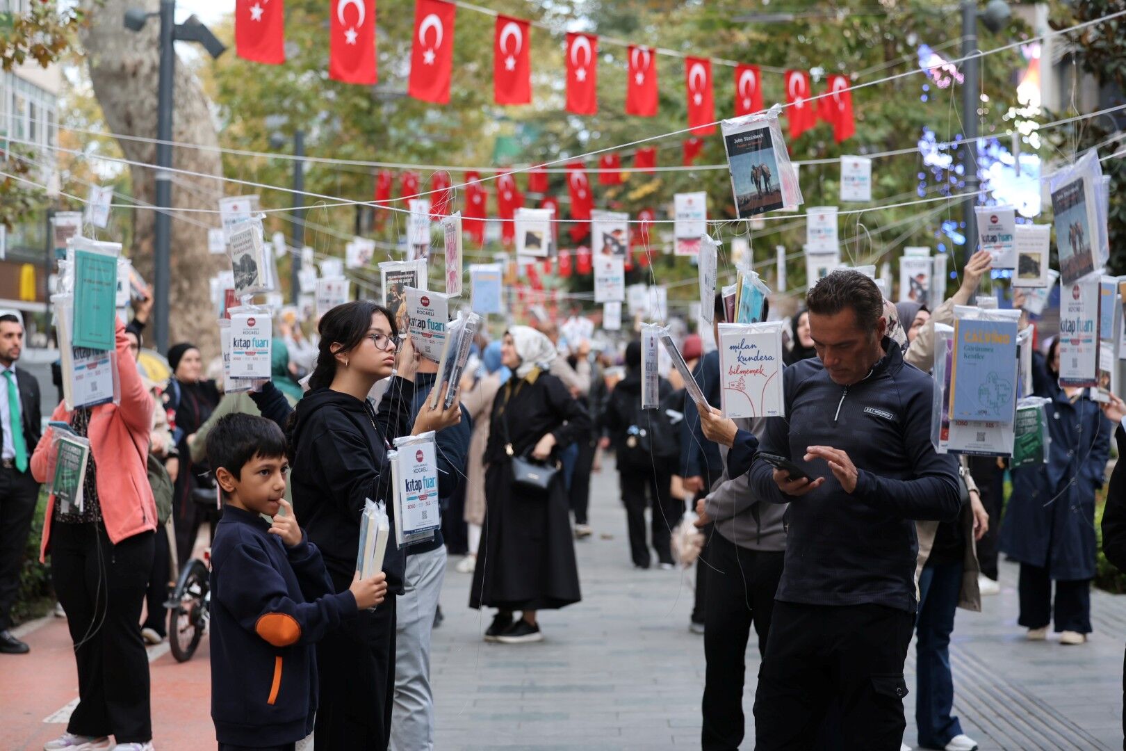 KOCAELİ’DE AĞAÇLAR YİNE KİTAP AÇIYOR: 5 BİN KİTAP ASILACAK-2
