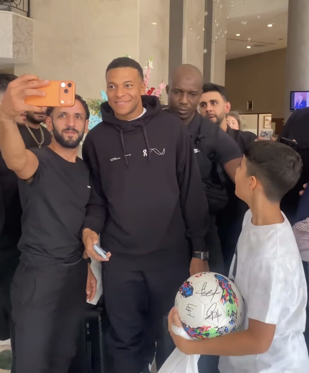 Mbappé Kocaeli’ye veda etti: Hayranlarıyla fotoğraf çektirdi-1