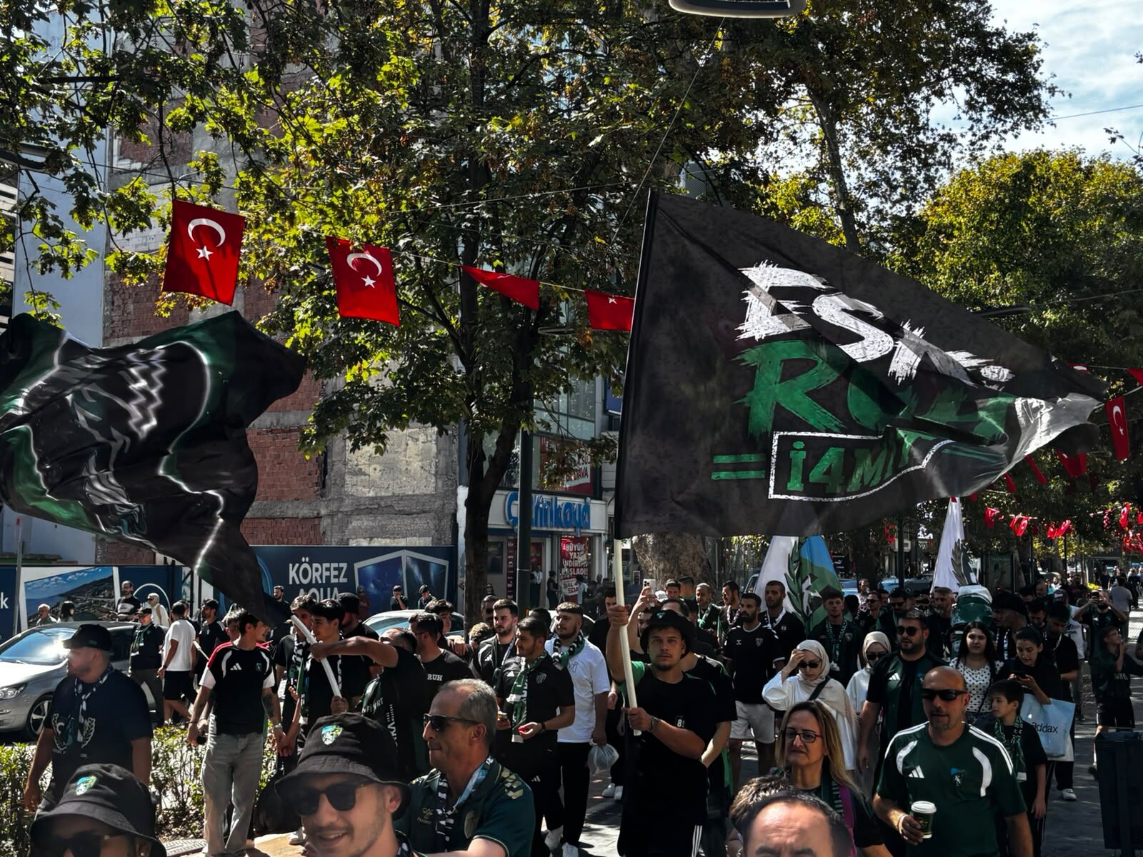 KOCAELİ SOKAKLARI KARNAVAL ALANINA DÖNDÜ HODRİ MEYDAN RAMS PARK YOLUNDA-3
