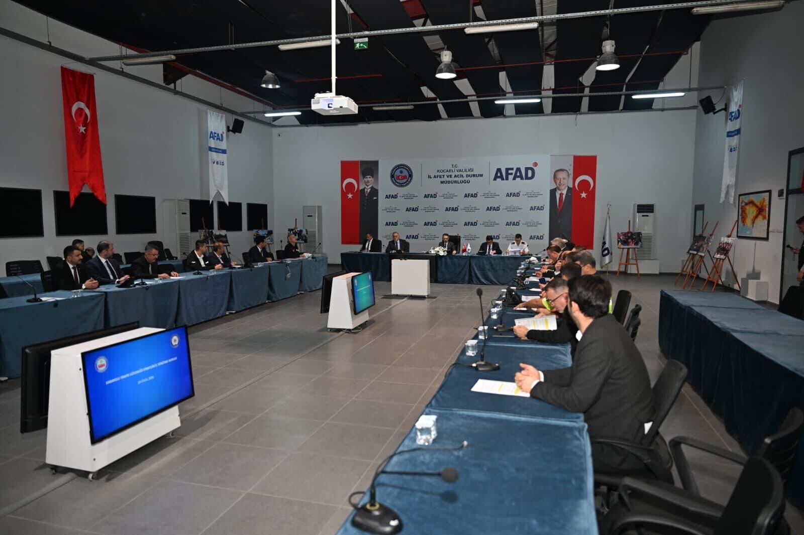 KOCAELİ’DE TRAFİK GÜVENLİĞİ İÇİN ÜST DÜZEY ZİRVE VALİ AKTAŞ BAŞKANLIĞINDA TOPLANDI-1