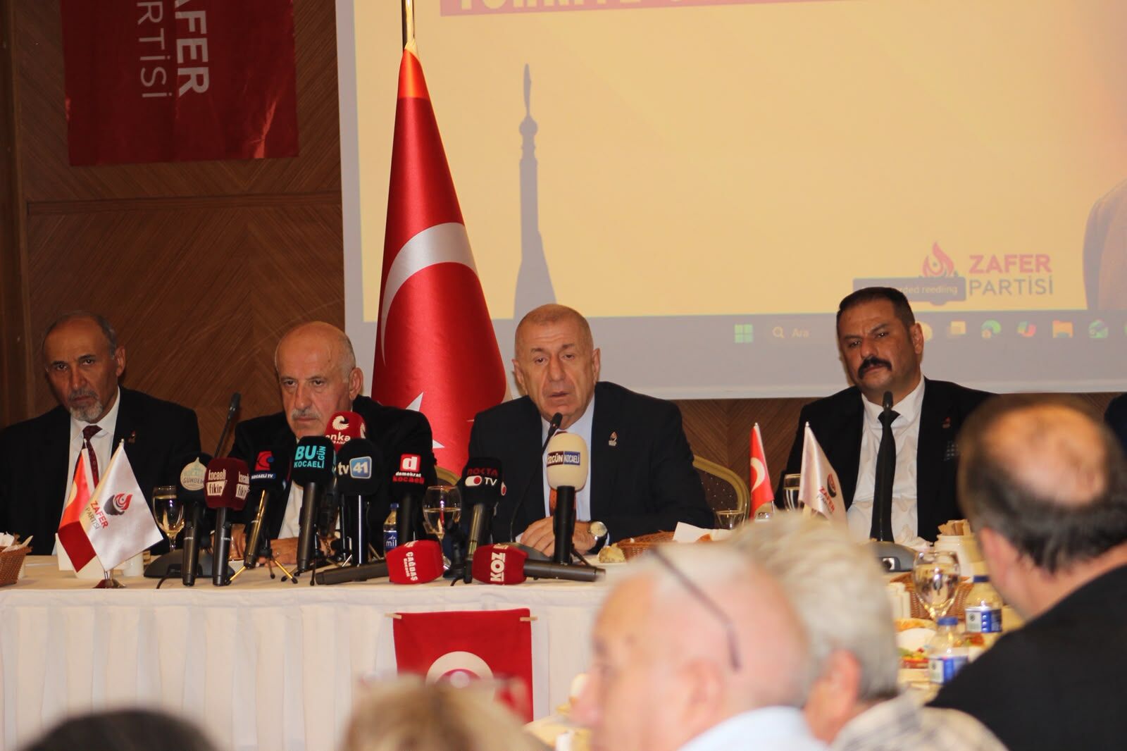 ÜMİT ÖZDAĞ’DAN ÖZGÜR ÖZEL’E SERT TEPKİ: