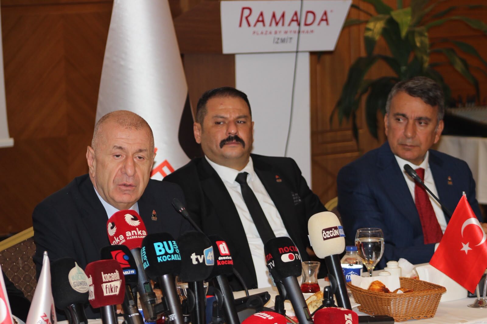 ÜMİT ÖZDAĞ’DAN ÖZGÜR ÖZEL’E SERT TEPKİ: