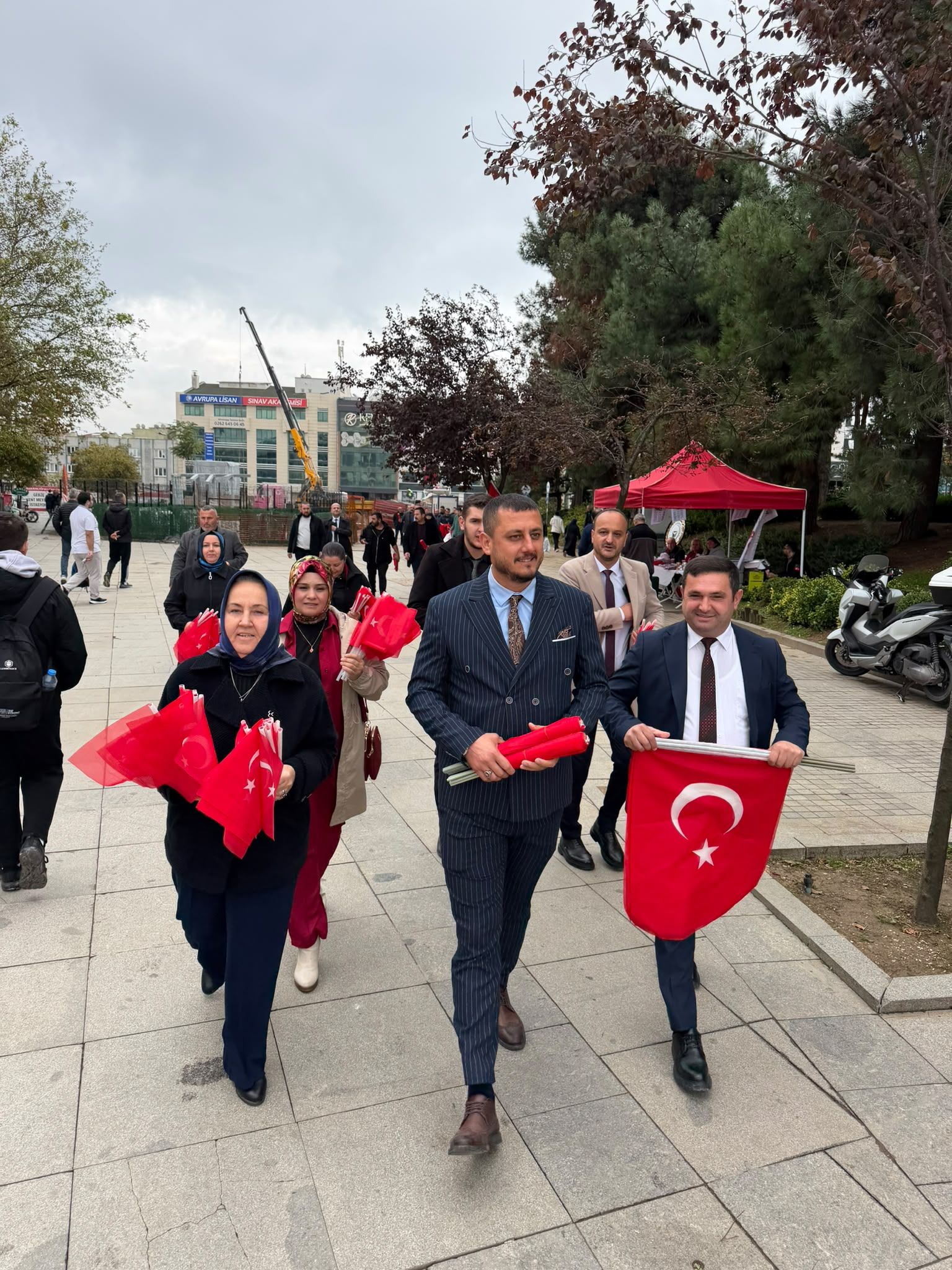 mhp-gebze-ilce-baskanligi-ulku-ocaklari-gebze-kent-meydani-29-ekim-turk-bayragi-dagitimi-3