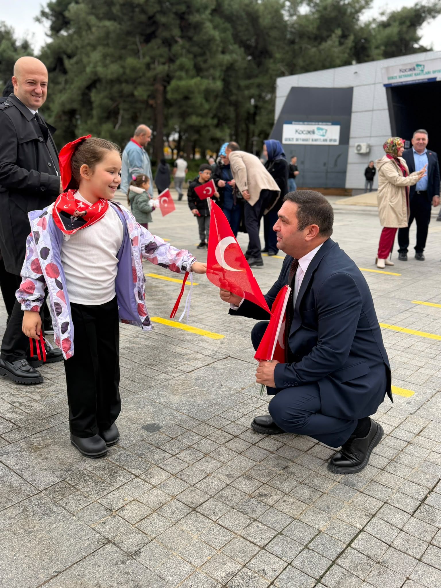 mhp-gebze-ilce-baskanligi-ulku-ocaklari-gebze-kent-meydani-29-ekim-turk-bayragi-dagitimi-1