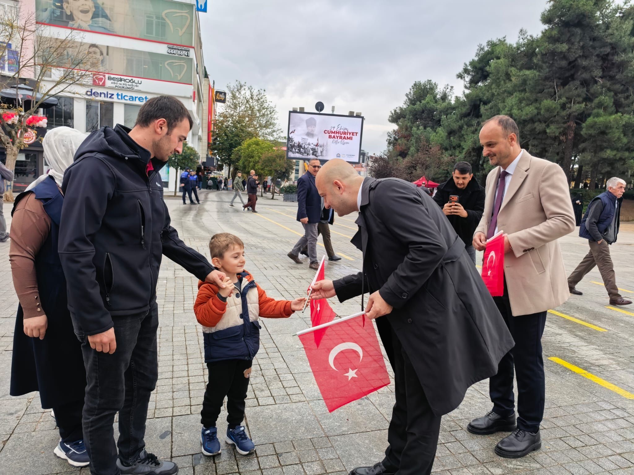 mhp-gebze-ilce-baskanligi-ulku-ocaklari-gebze-kent-meydani-29-ekim-turk-bayragi-dagitimi-2