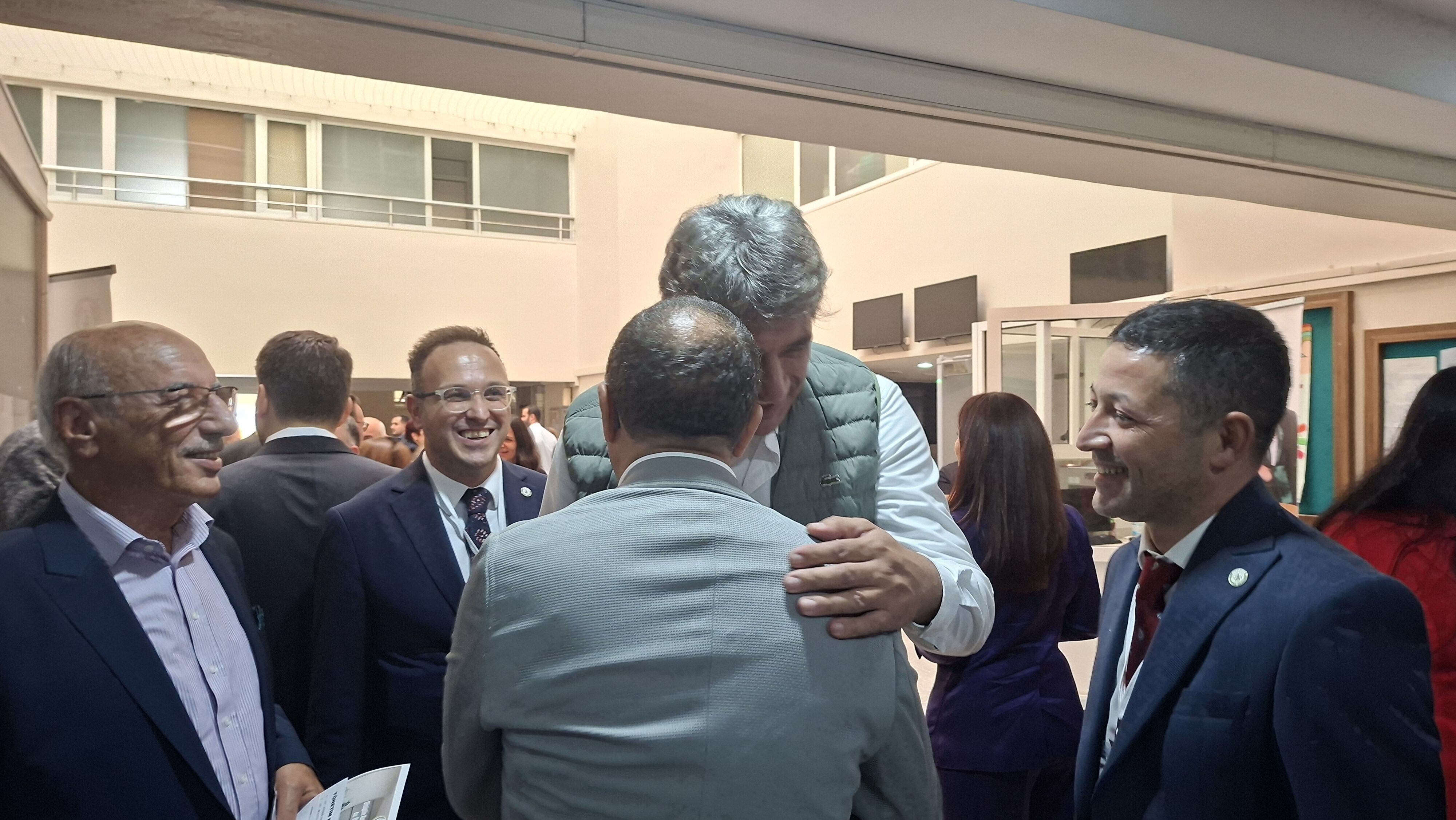 Siyaset Bir Kenara, Dostluk Bir Kenara