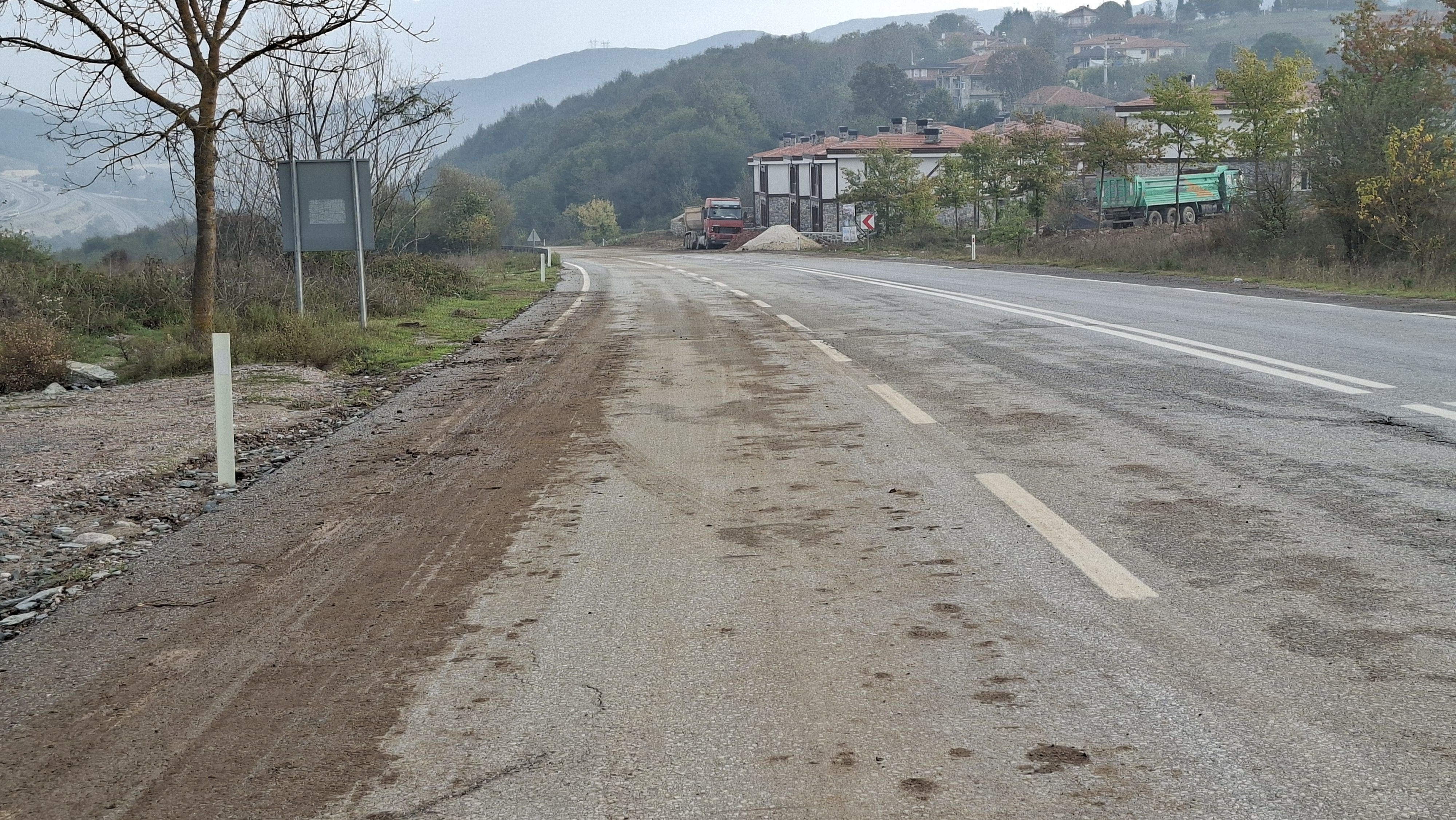 İzmit-Kandıra Yolunda Çamur Tehlikesi! Bir Şerit Kaplandıİzmit-Kandıra Yolunda Çamur Tehlikesi! Bir Şerit Kaplandı