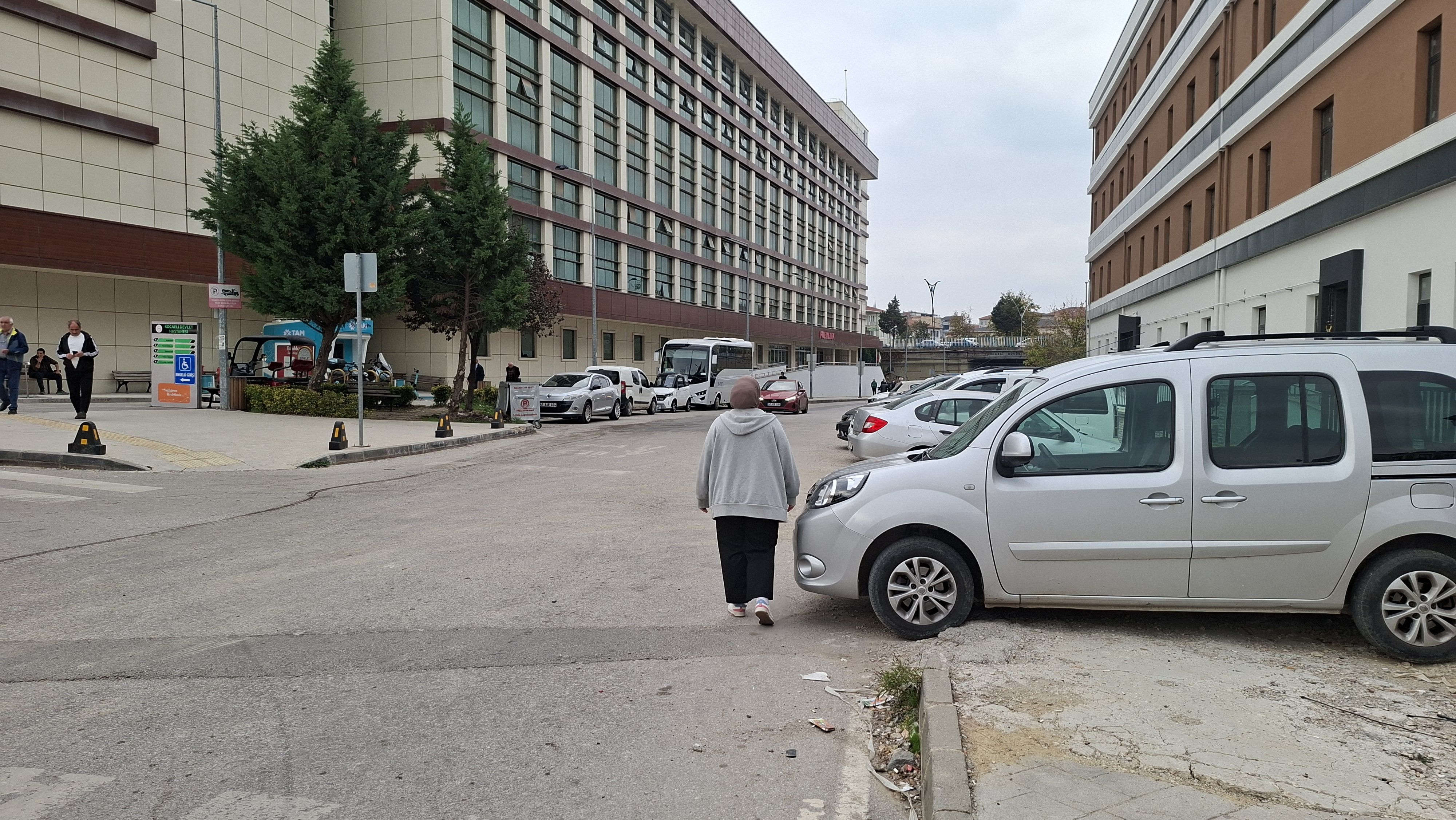 İzmit'te Kaldırım Bir Anda Bitiyor! Yayalar Araçların Arasından Yürüyor-1