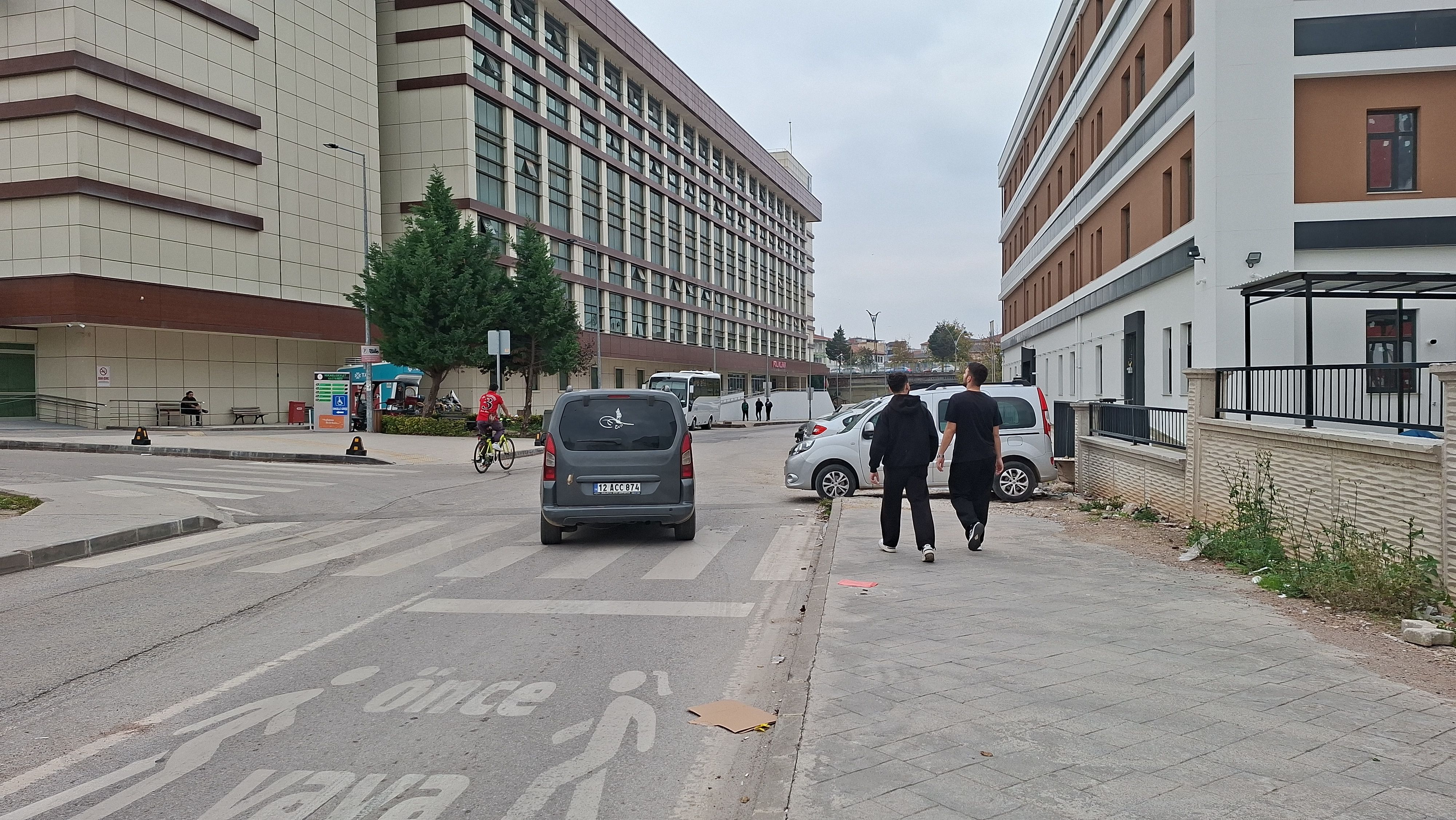 İzmit'te Kaldırım Bir Anda Bitiyor! Yayalar Araçların Arasından Yürüyor