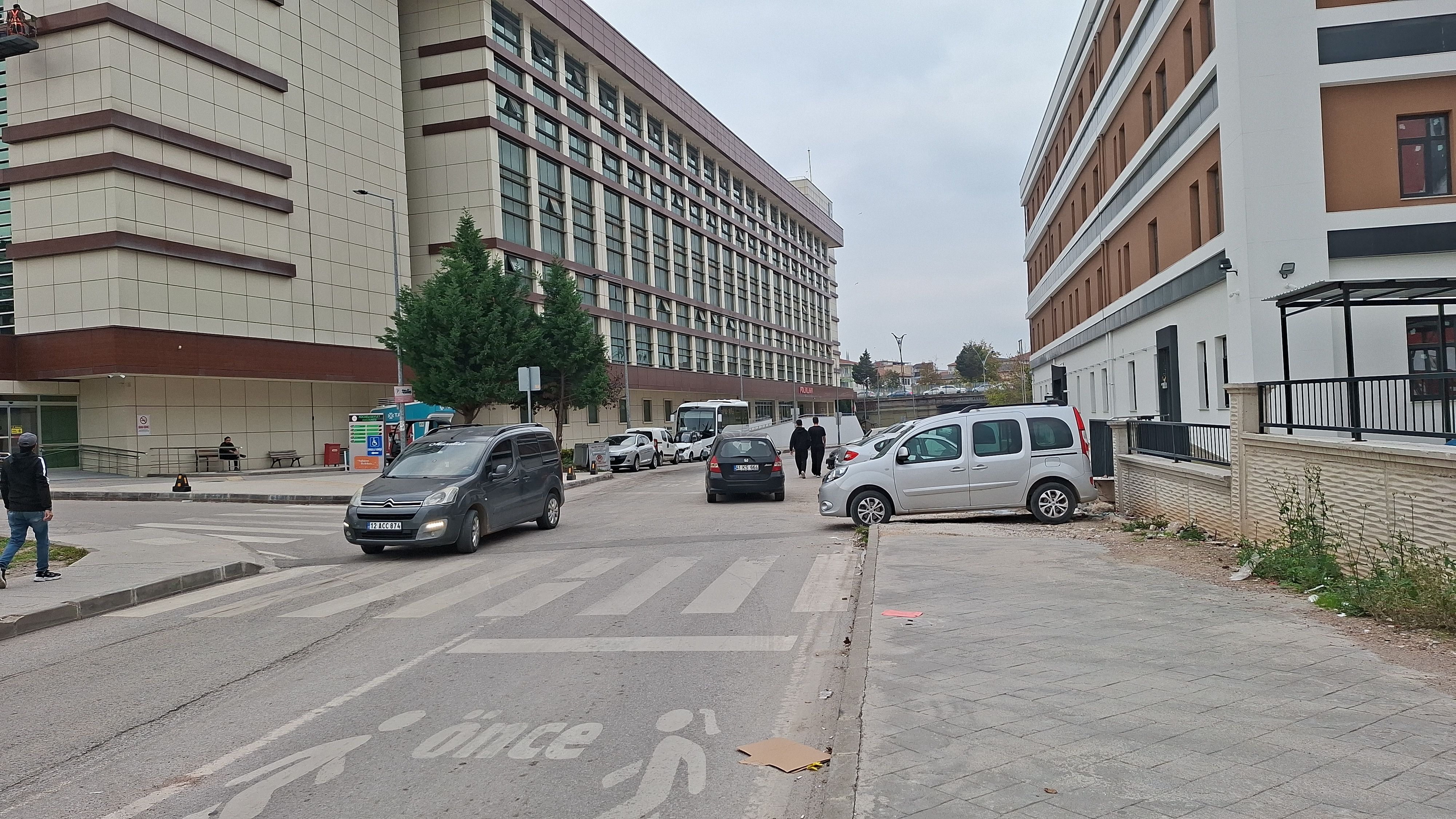 İzmit'te Kaldırım Bir Anda Bitiyor! Yayalar Araçların Arasından Yürüyor-2