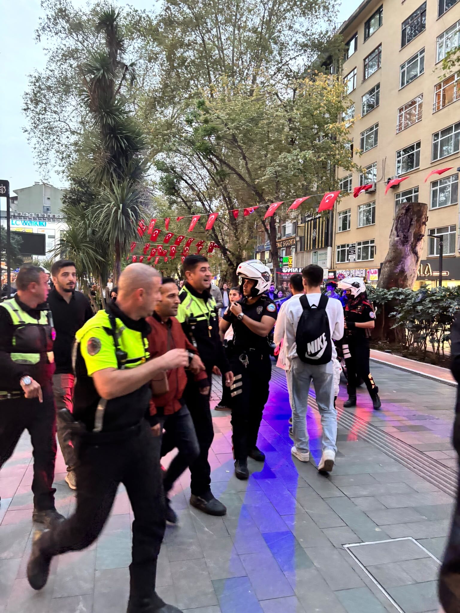İzmit Hürriyet Caddesi’nde Kavga: Polisle Kovalamaca Parkta Bitti