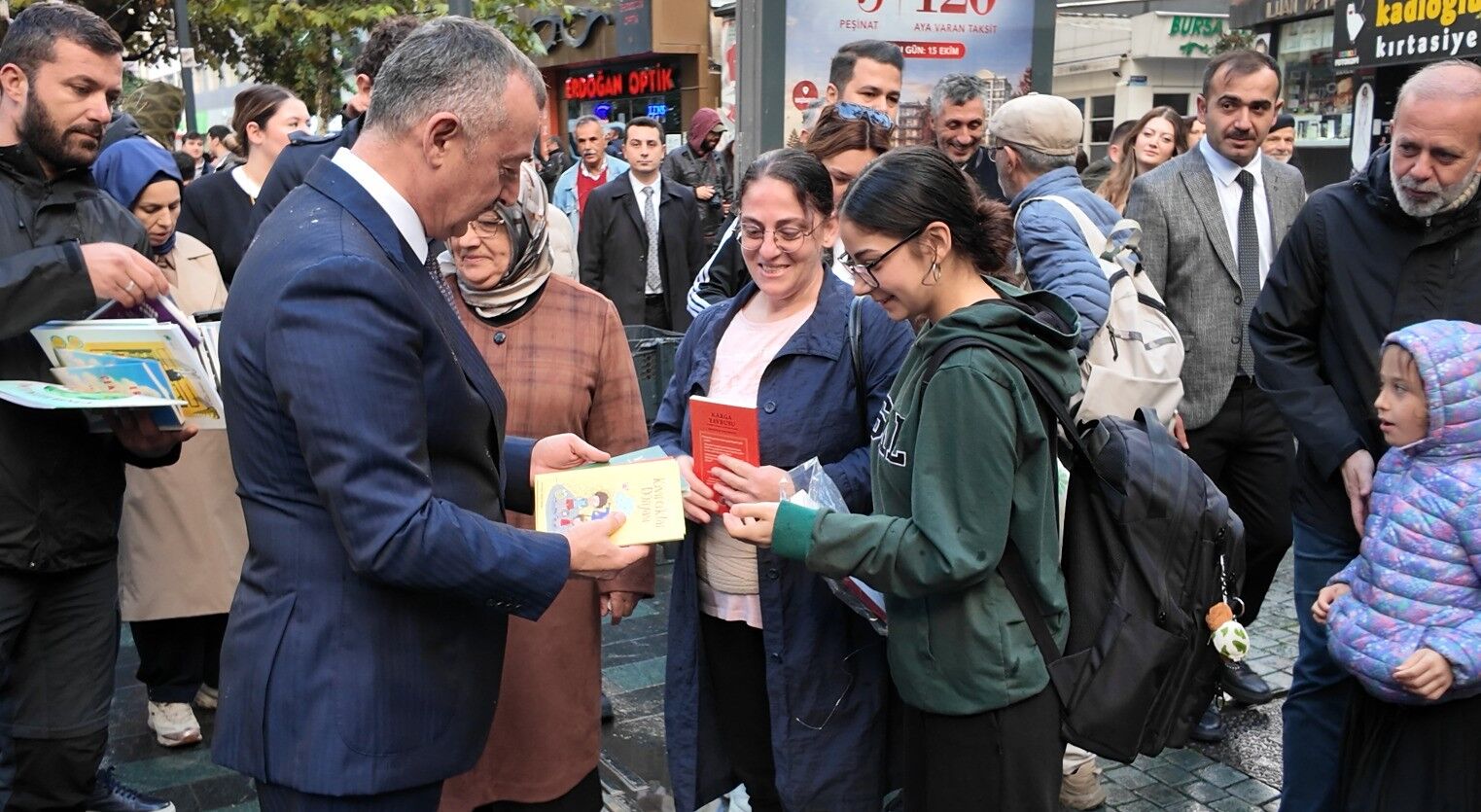 İZMİT’TE AĞAÇLAR KİTAP AÇTI: 5 BİN KİTAP 2 DAKİKADA BİTTİ-2