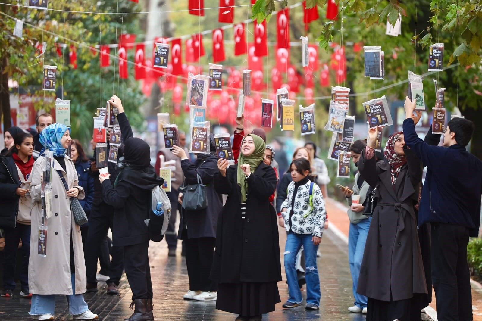 İZMİT’TE AĞAÇLAR KİTAP AÇTI: 5 BİN KİTAP 2 DAKİKADA BİTTİ-1