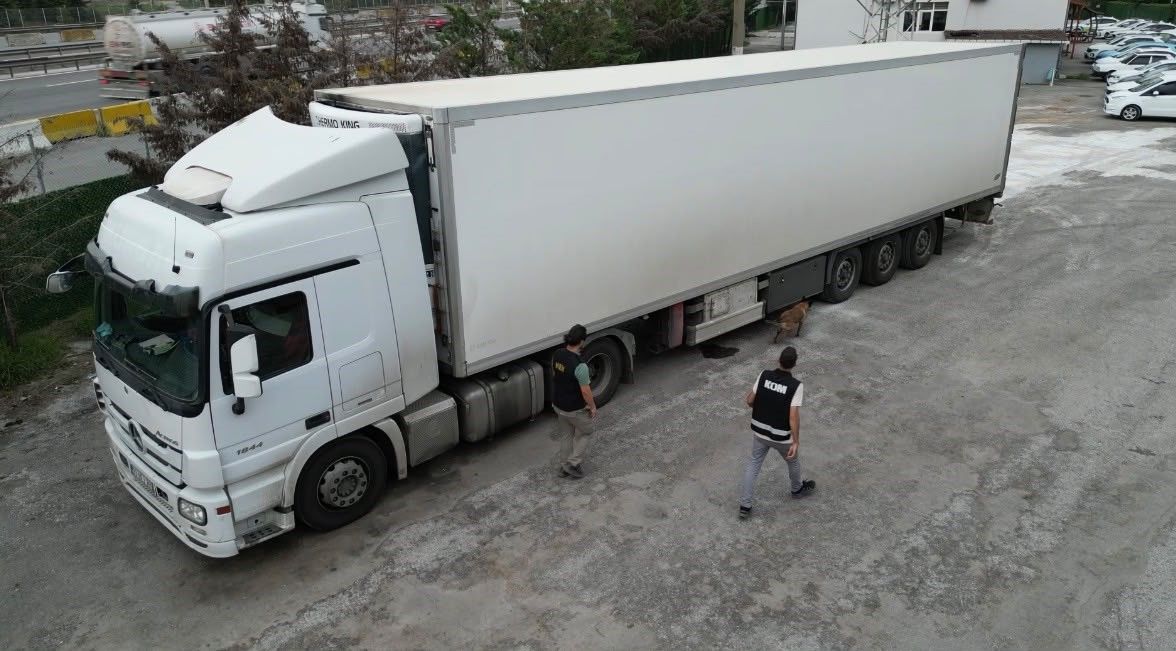İzmit'te Gıda Tırında 95 Bin Paket Elektronik Sigara Tütünü Çıktı